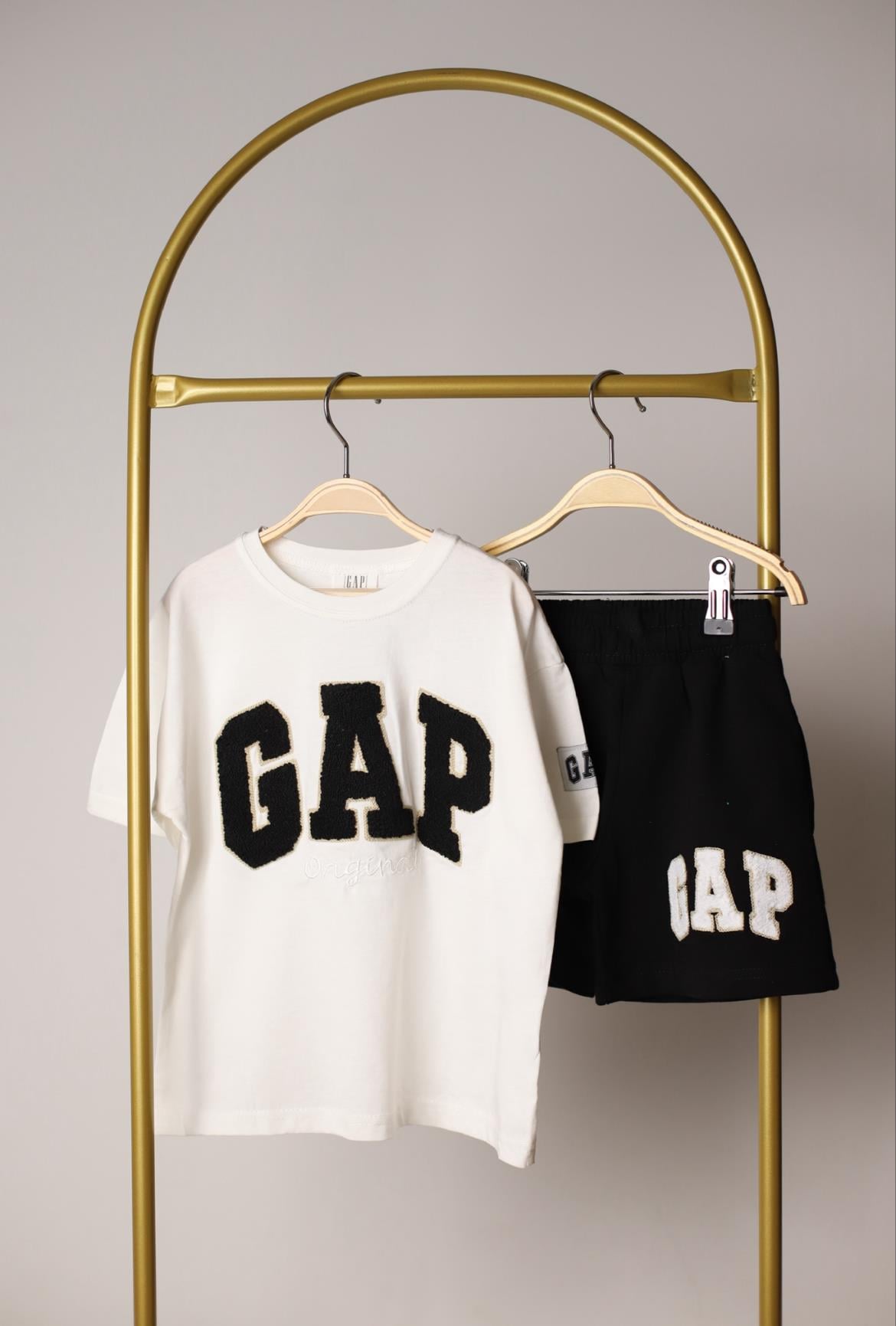 Punch İşlemeli Gap Şortlu Takım