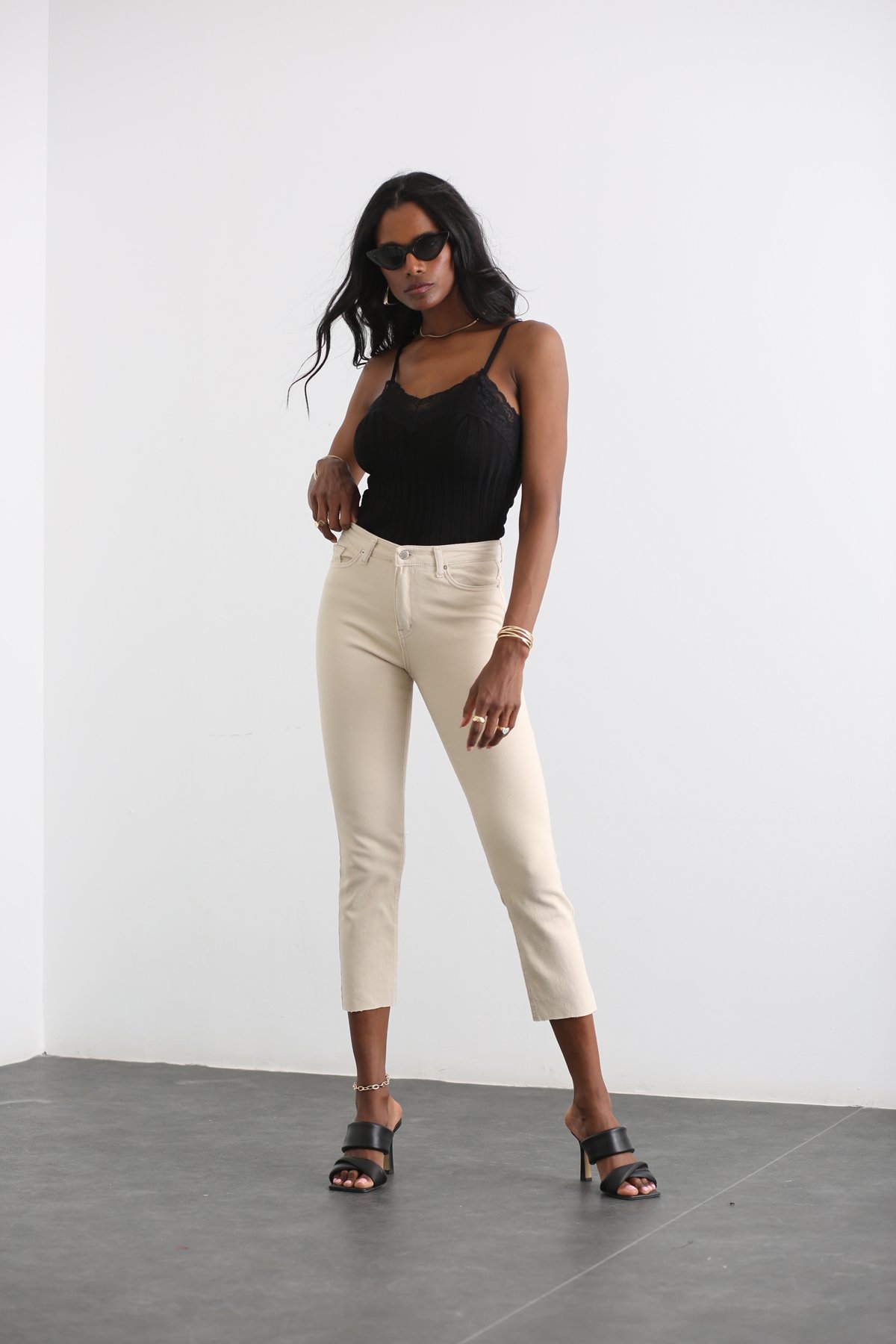 Bej Yüksek Bel Taşlandırılmış Boyfit Jean 