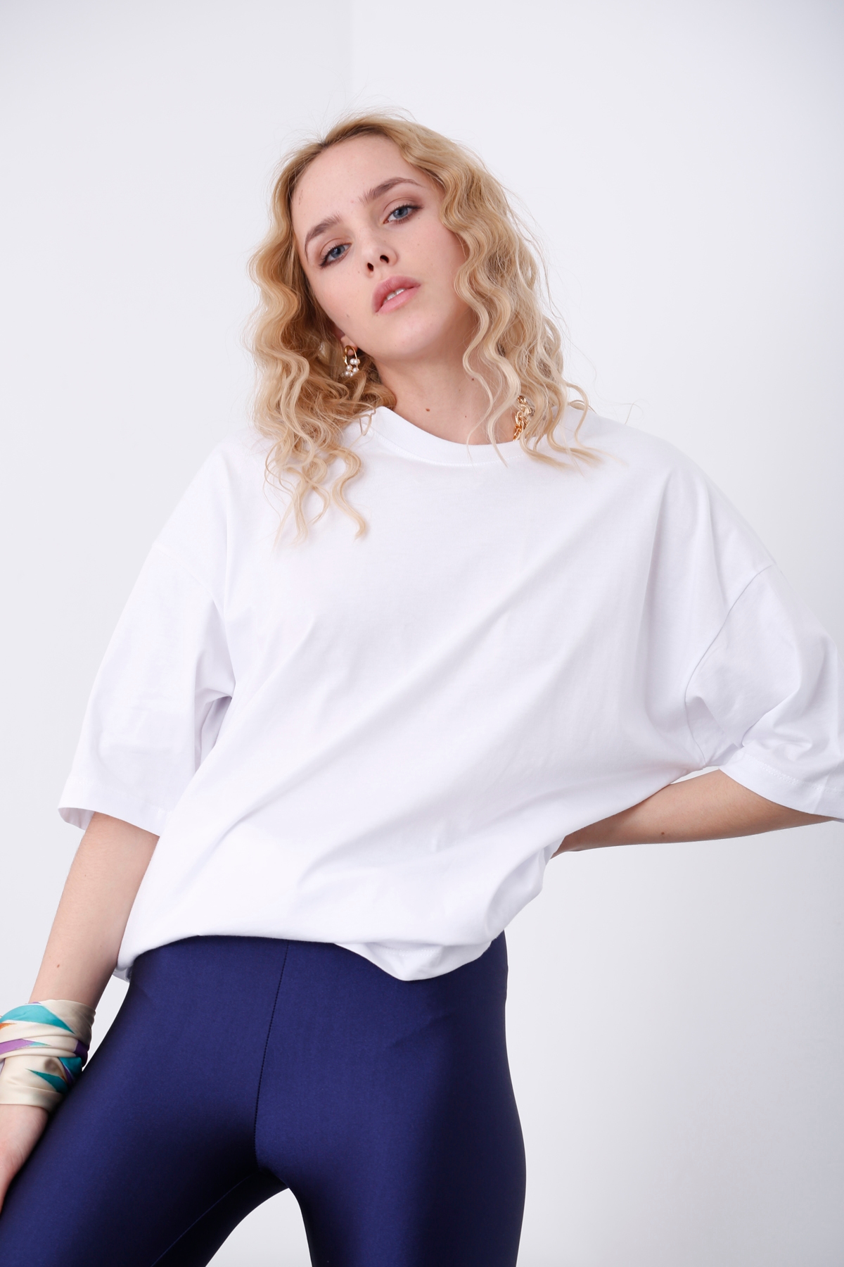 Beyaz Bisiklet Yaka Yırtmaçlı Tshirt 1482
