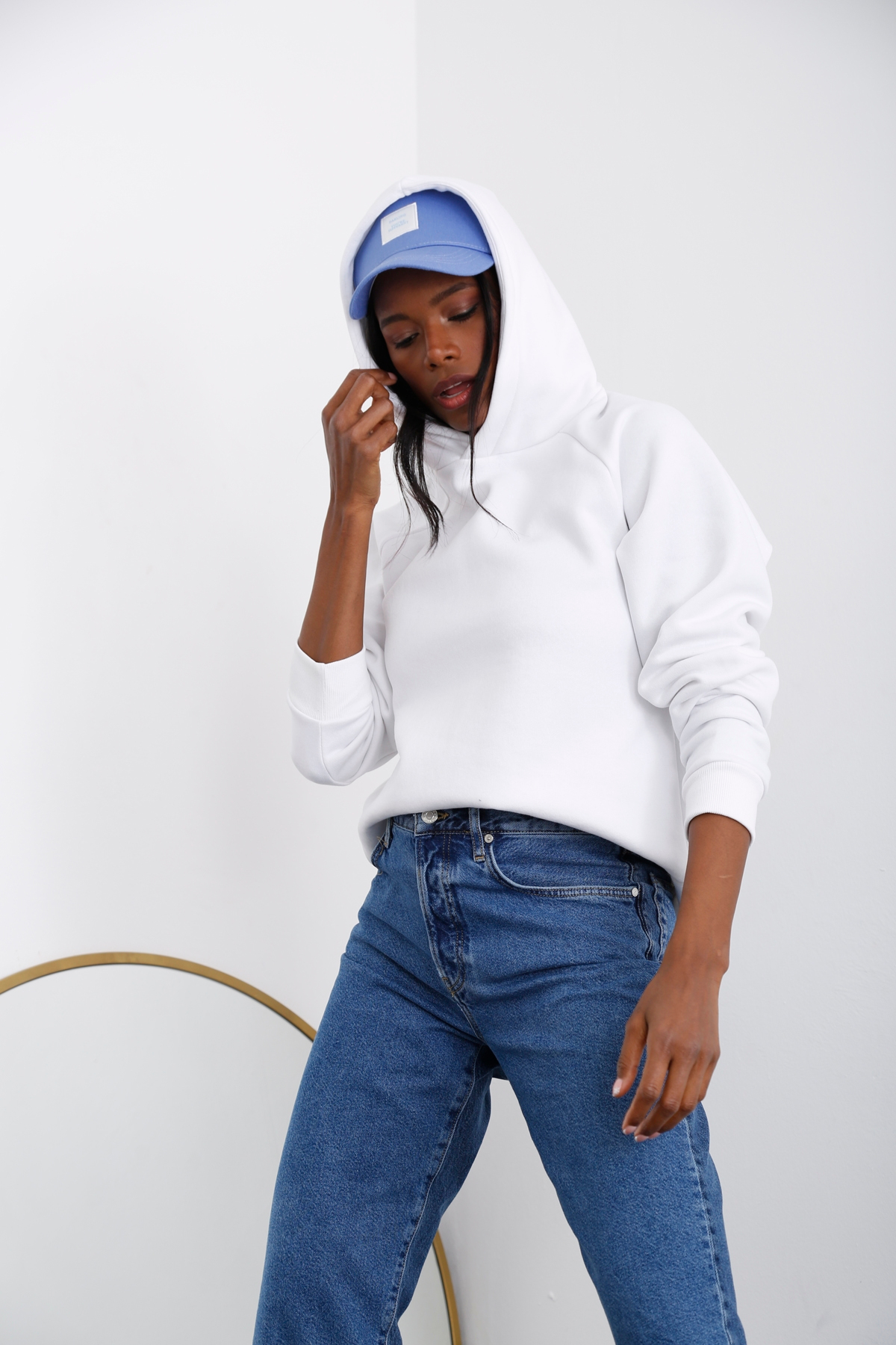 Beyaz Kapüşonlu Şardonlu Sweatshirt 