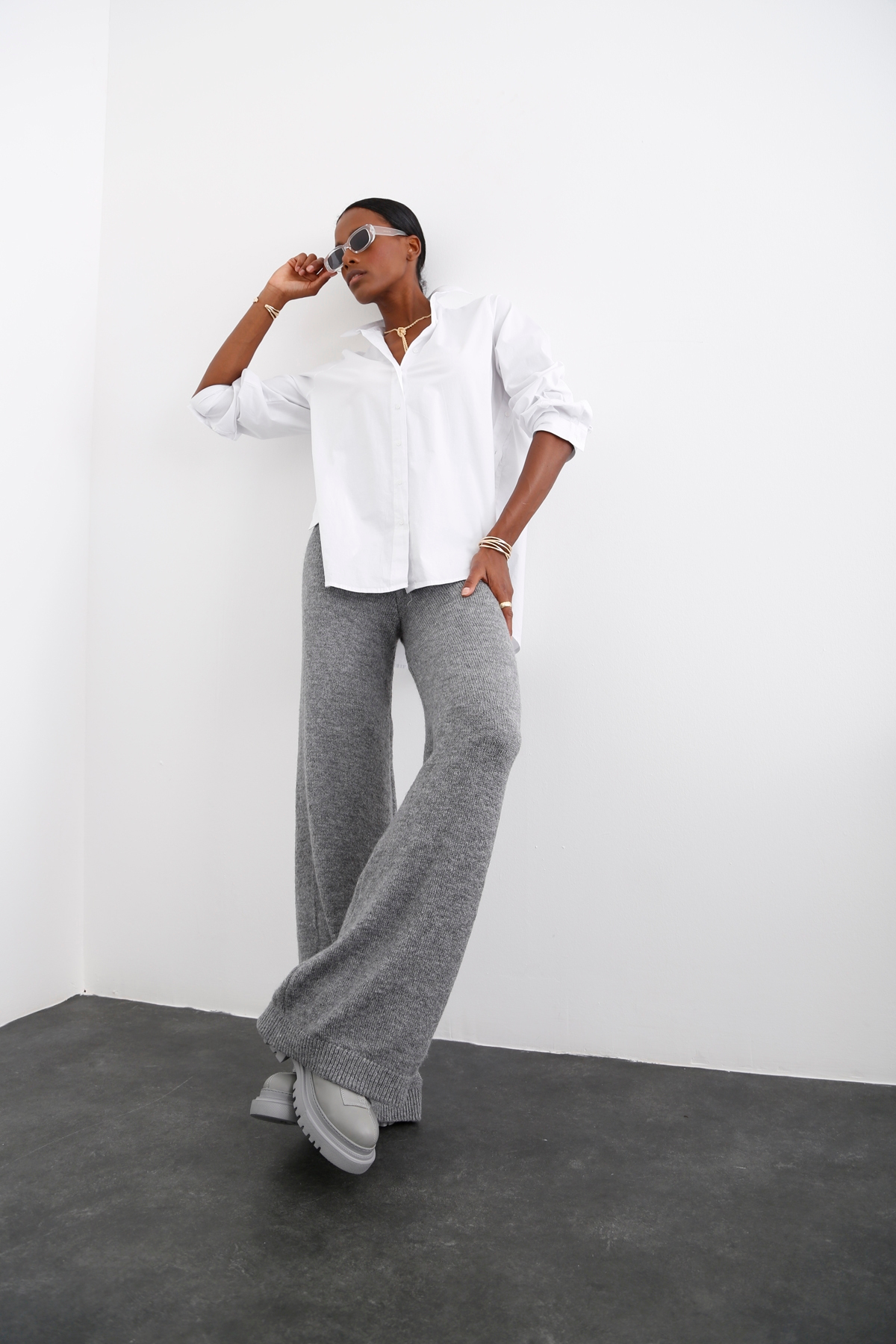 Beyaz Oversize Yırtmaçlı Gömlek 3395