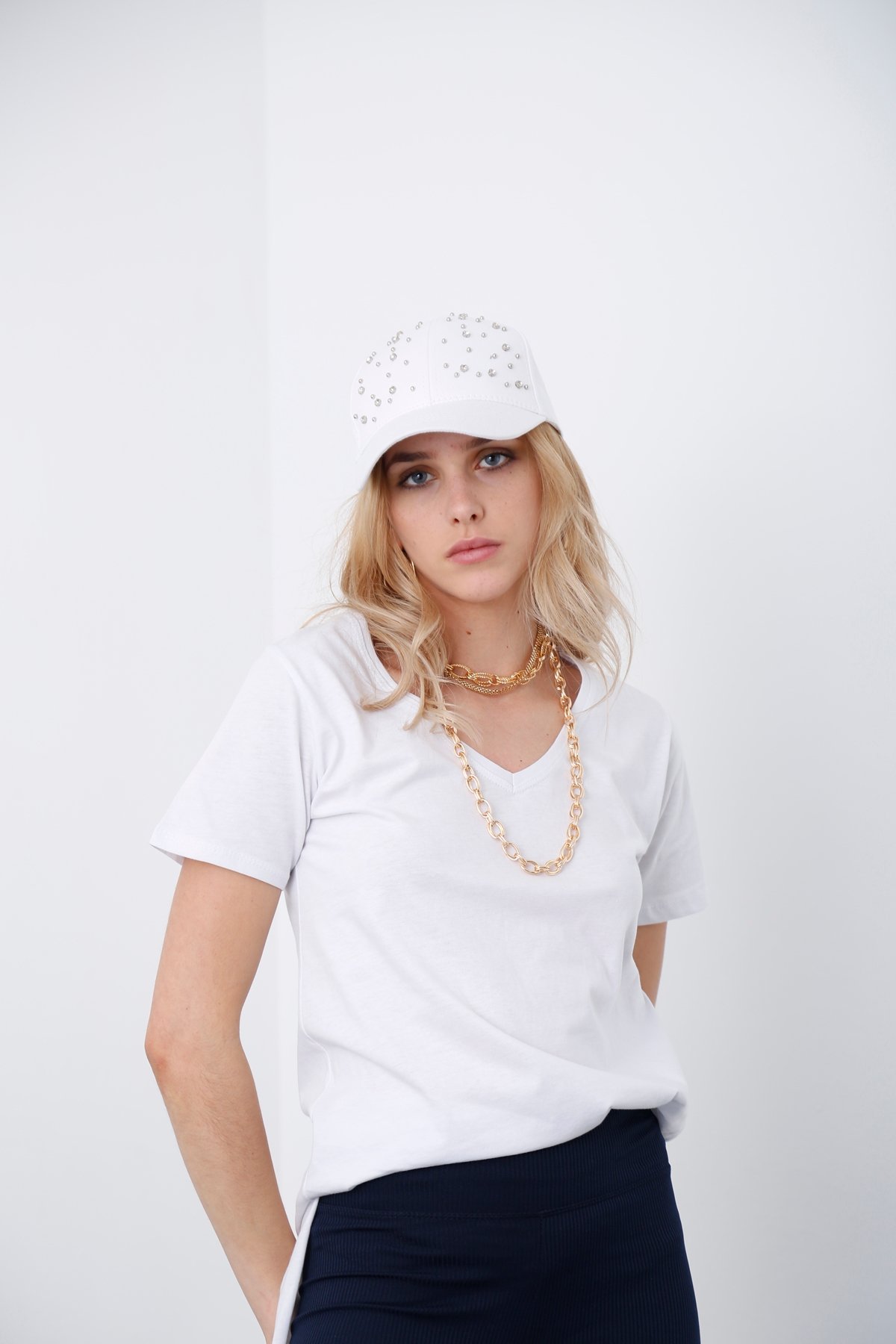 Beyaz V Yaka Yırtmaçlı Tshirt 8004