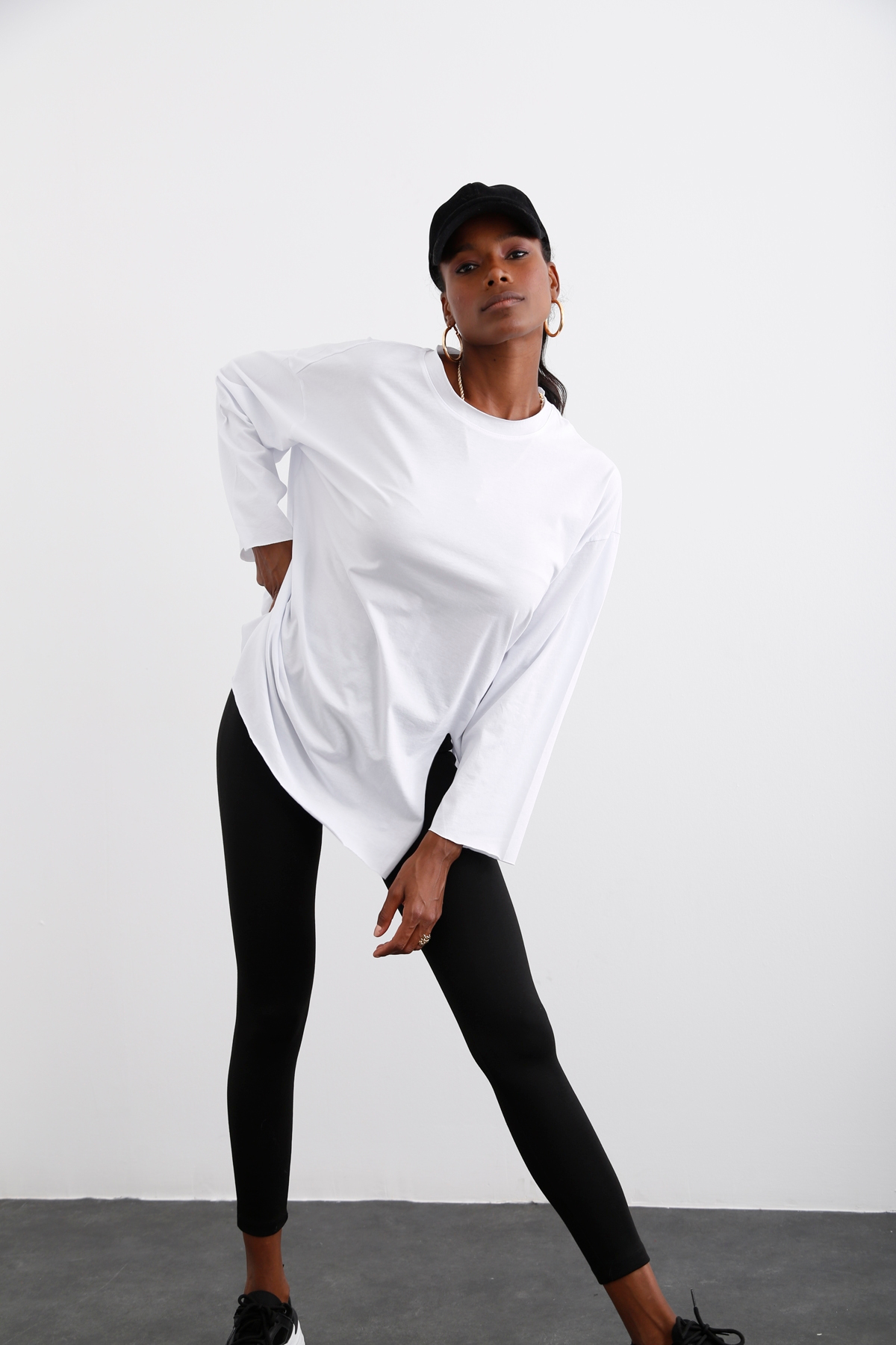 Beyaz Yırtmaç Detaylı Oversize Tshirt 0012
