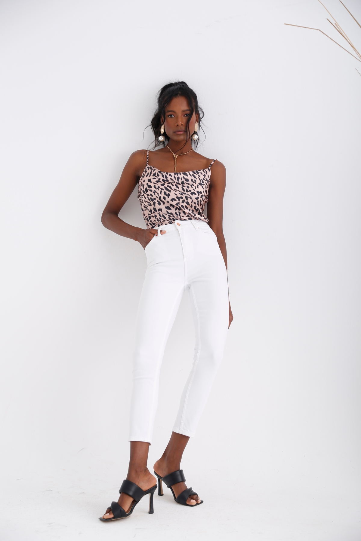 Beyaz Yüksek Bel Likralı Mom Fit Jean 