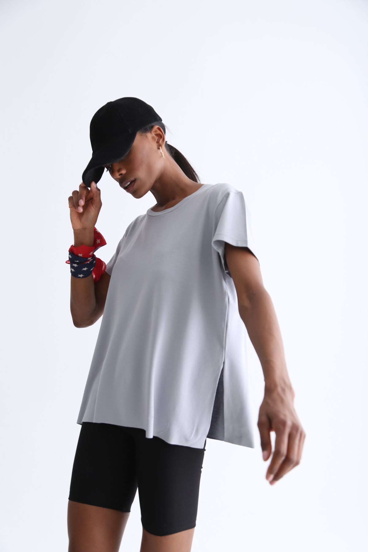 Gri Bisiklet Yaka Yırtmaçlı Tshirt 