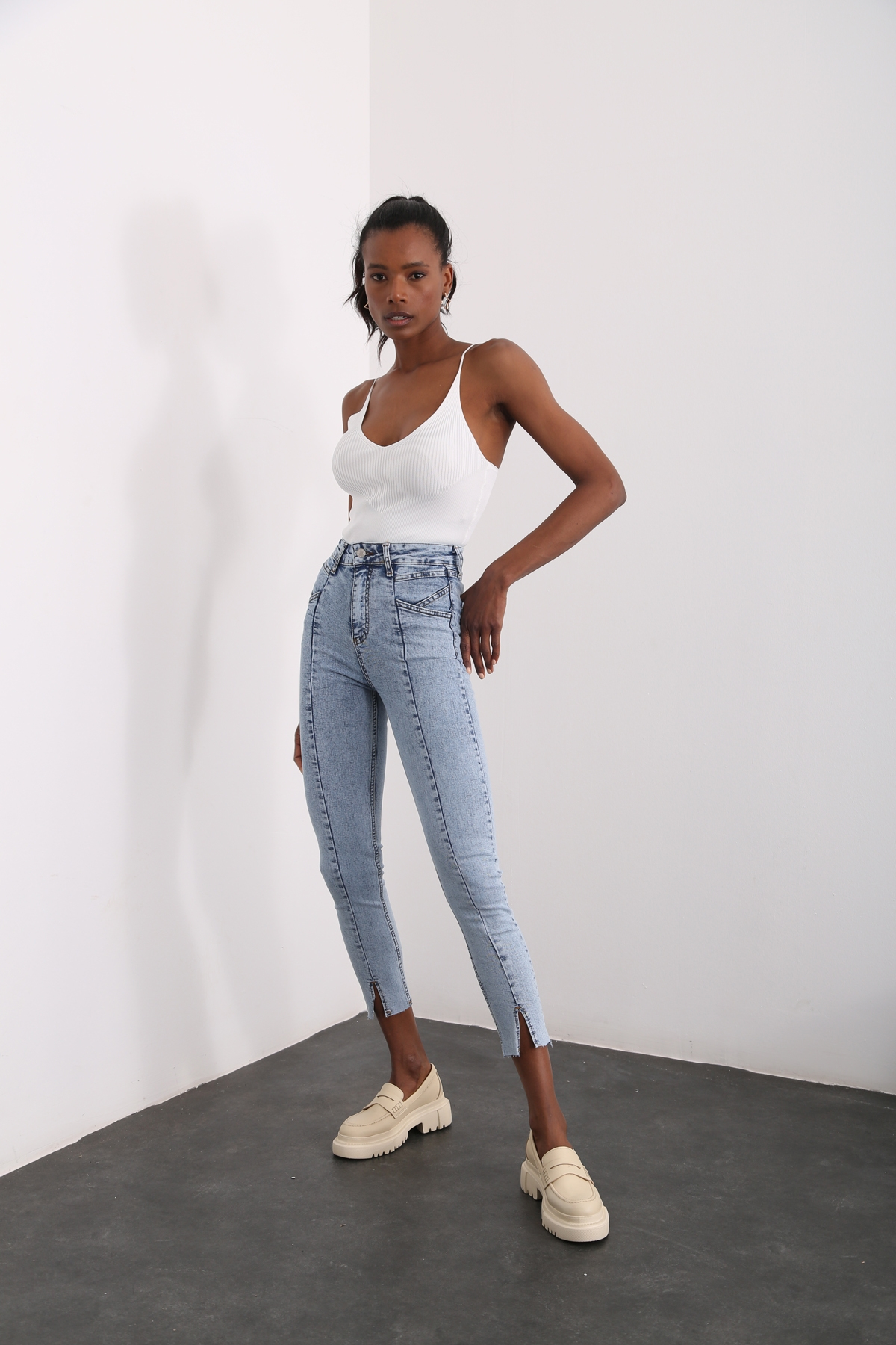 Kar Yıkamalı Yüksek Bel Paçası Yırtmaçlı Skinny Jean MGZ257
