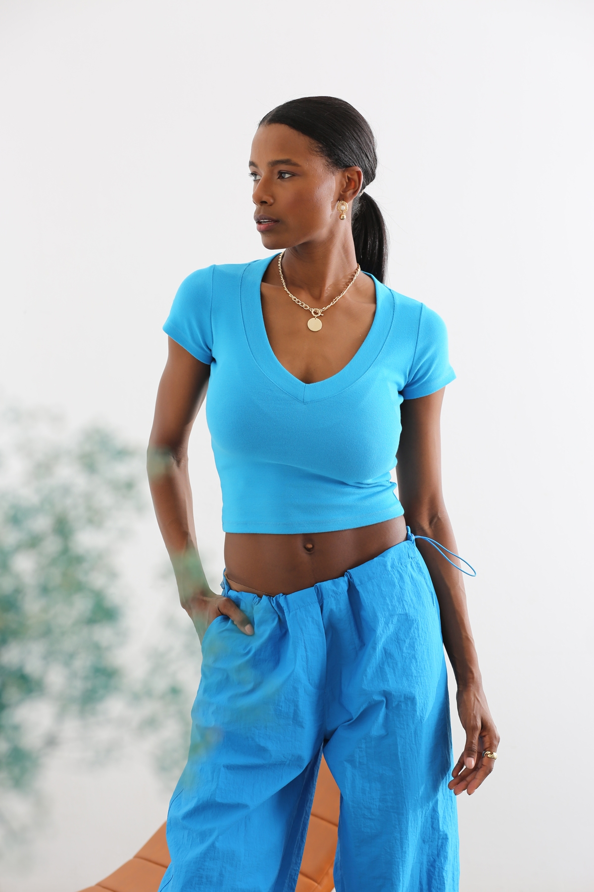 Mavi V Yaka Kısa Kol Crop Tshirt 210133