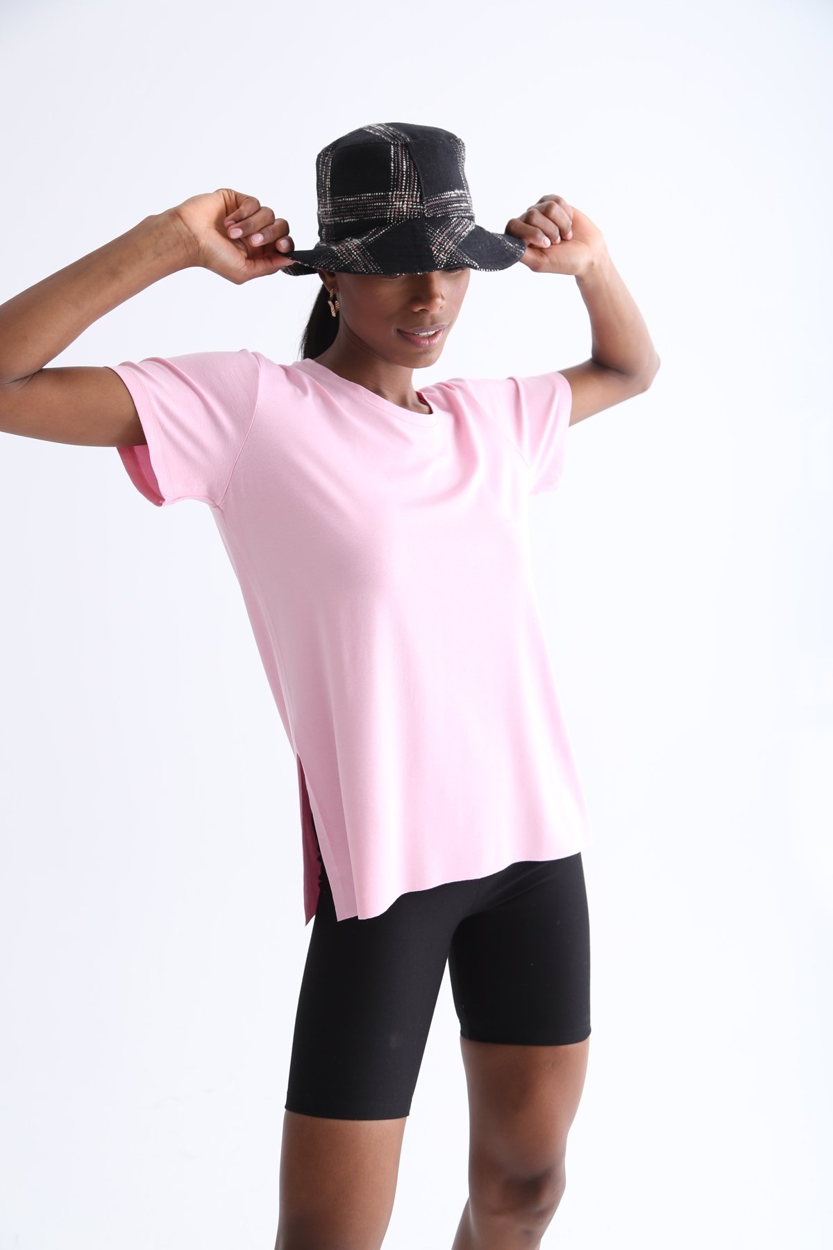 Pembe Bisiklet Yaka Yırtmaçlı Tshirt 