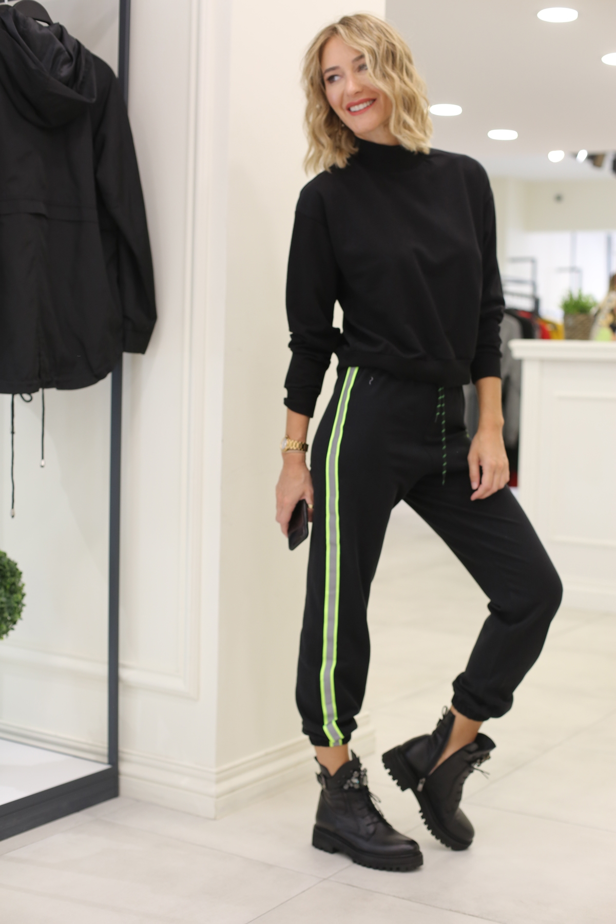 Siyah Dik Yaka İnce Sweatshirt
