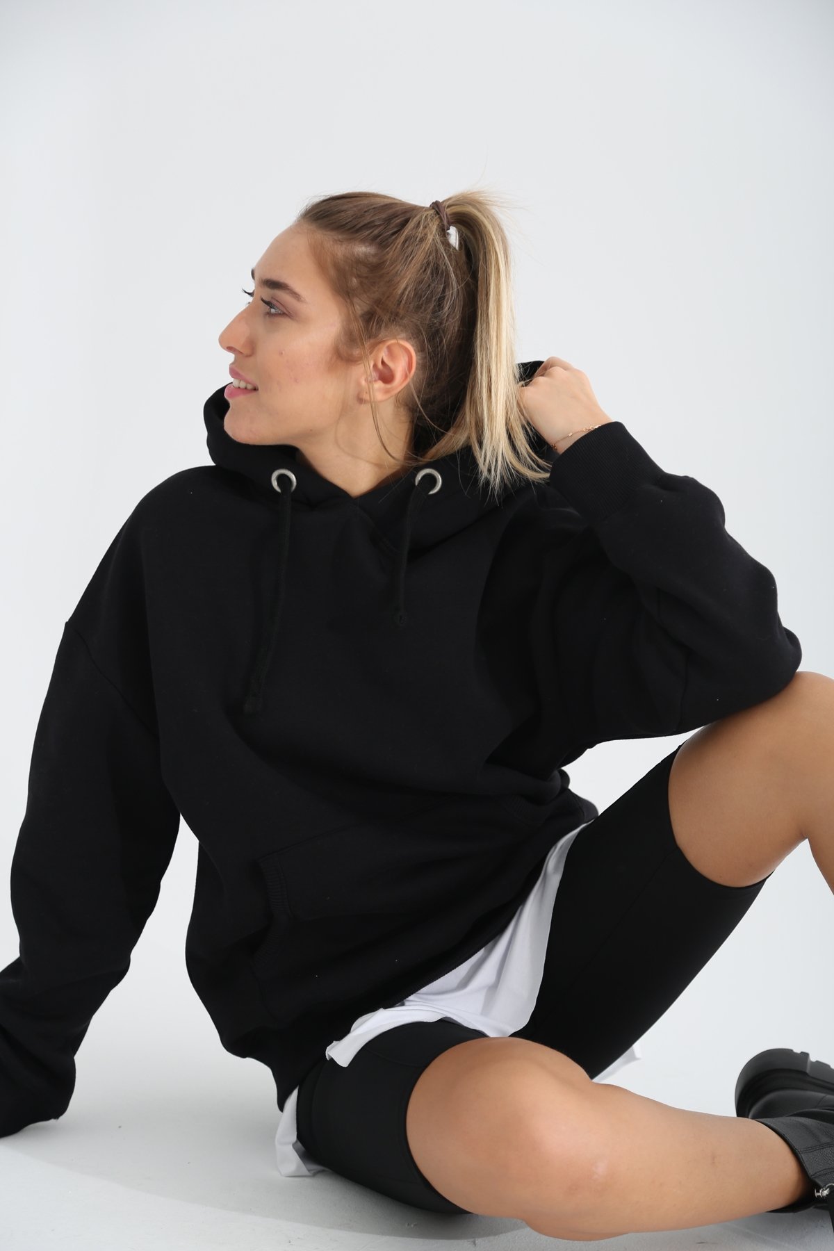 Siyah Kapşonlu Sweatshirt 
