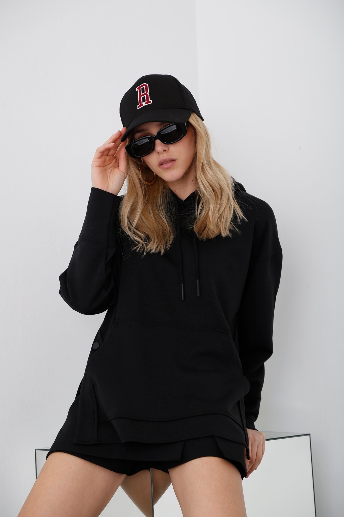 Siyah Kapüşonlu Yırtmaçlı Sweatshirt 3990