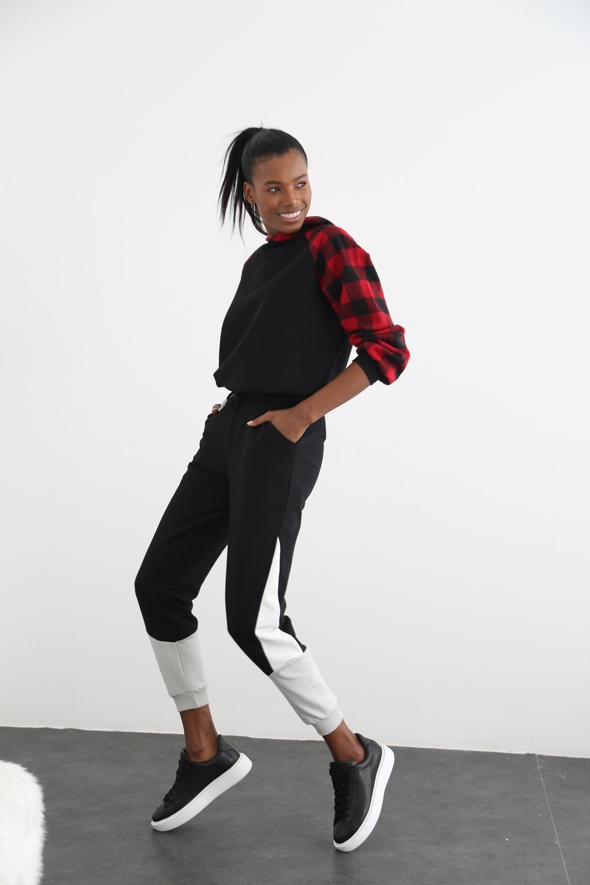 Siyah Kaşe Detaylı Oversize Sweatshirt 23022