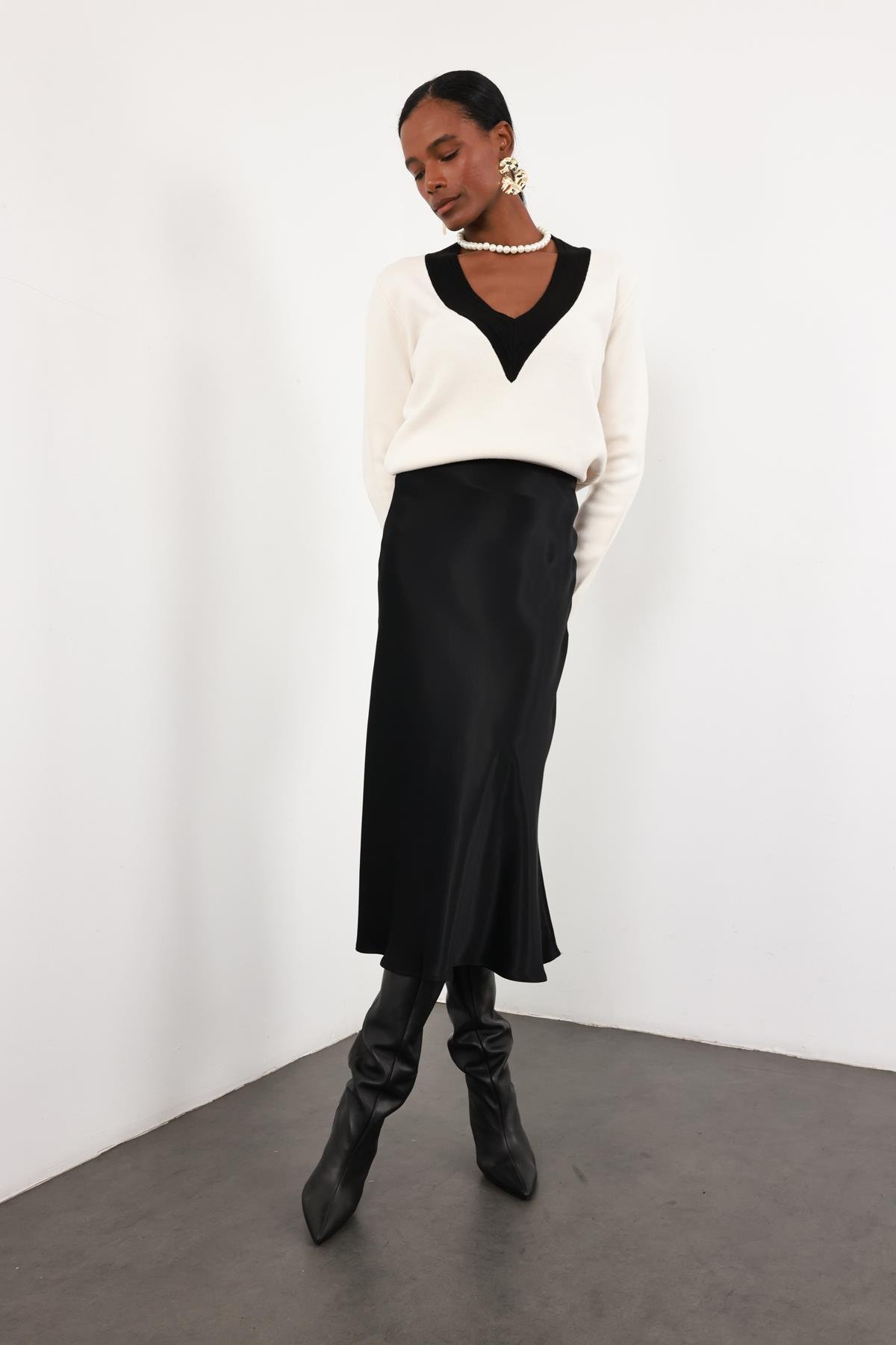 Siyah Saten Volanlı Etek 17000