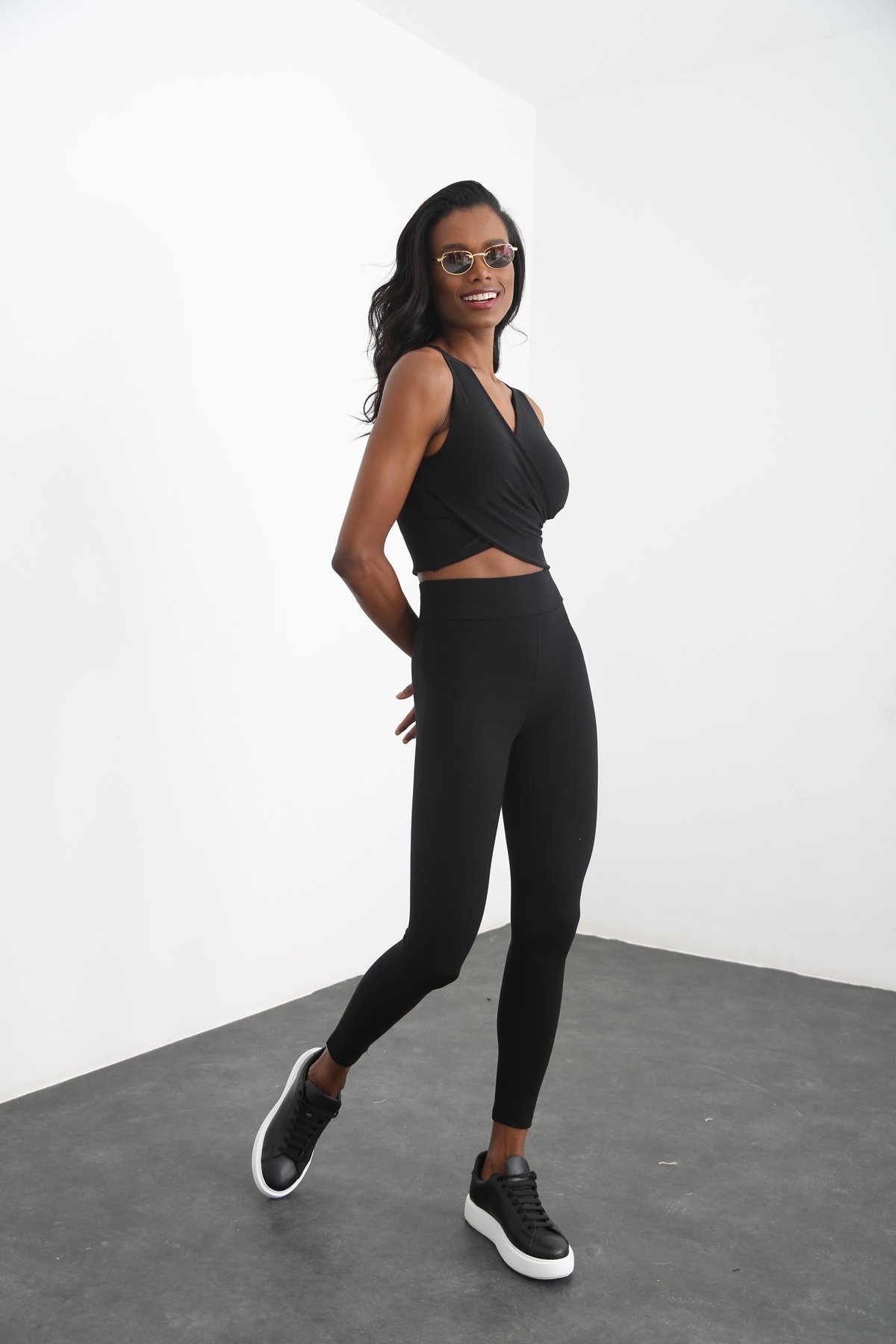 Siyah Sıfır Kol Kruvaze Bluz 