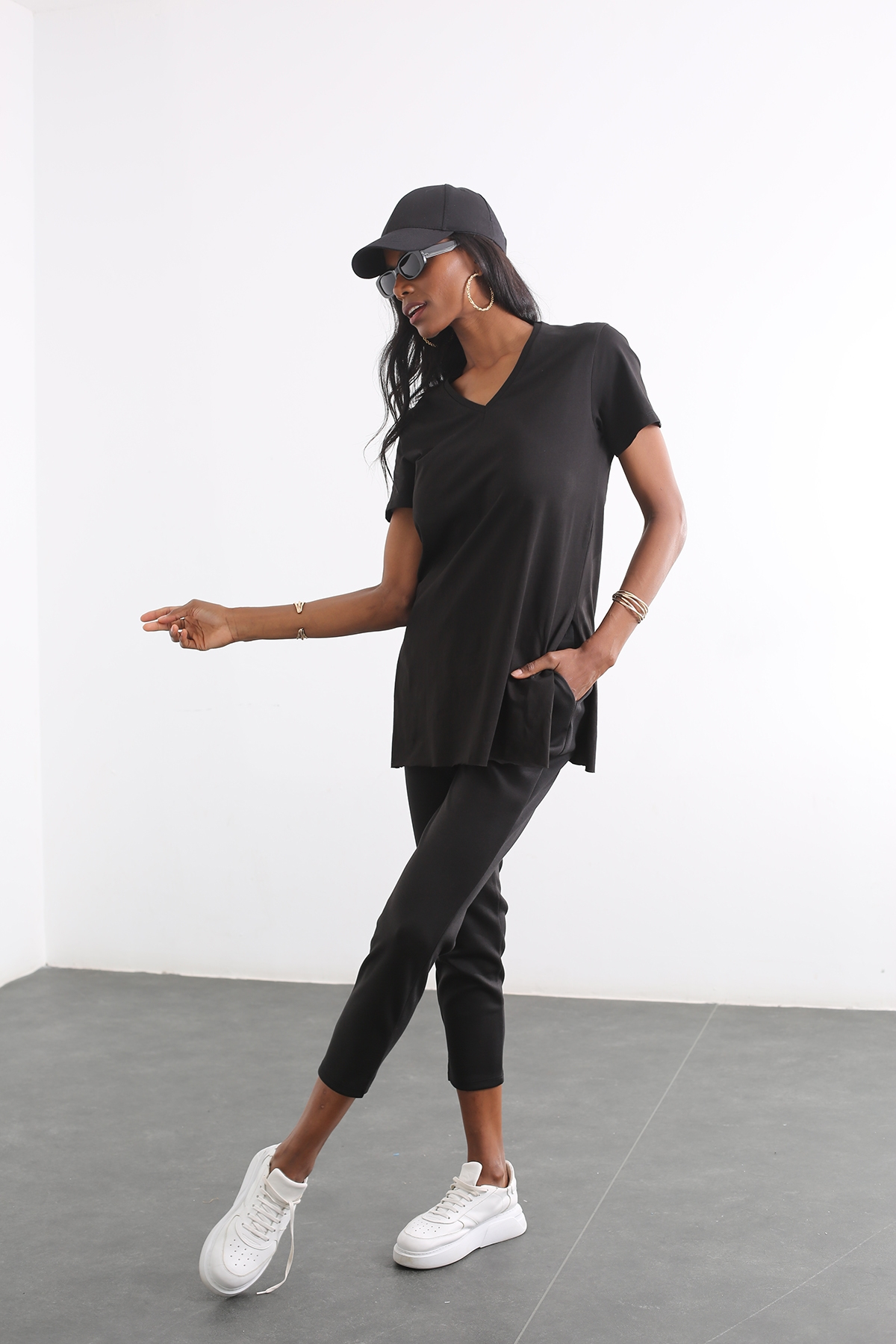 Siyah V Yaka Yırtmaçlı Tshirt 1483