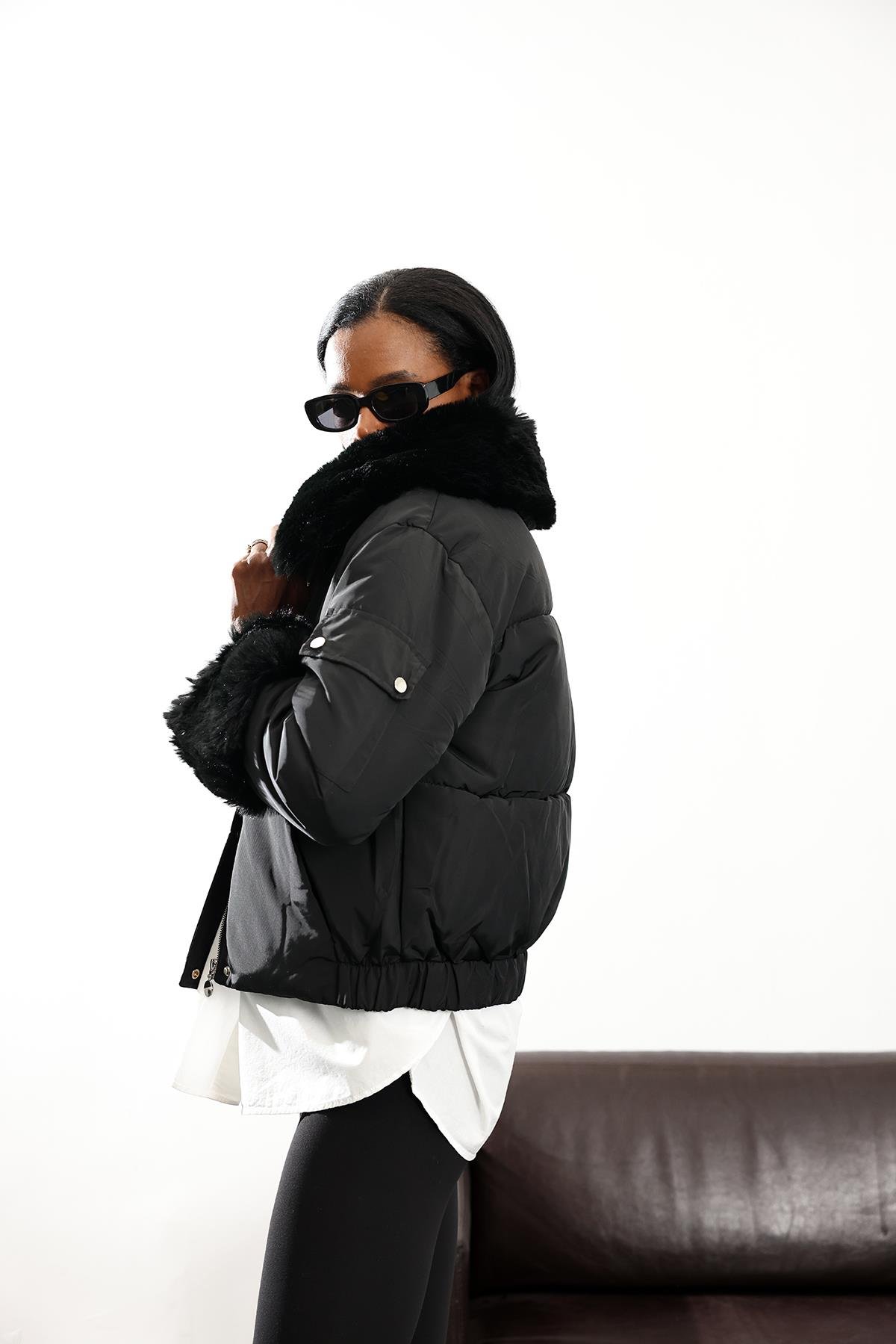 Siyah Yakası Kürklü Su Geçirmez Mont D99626