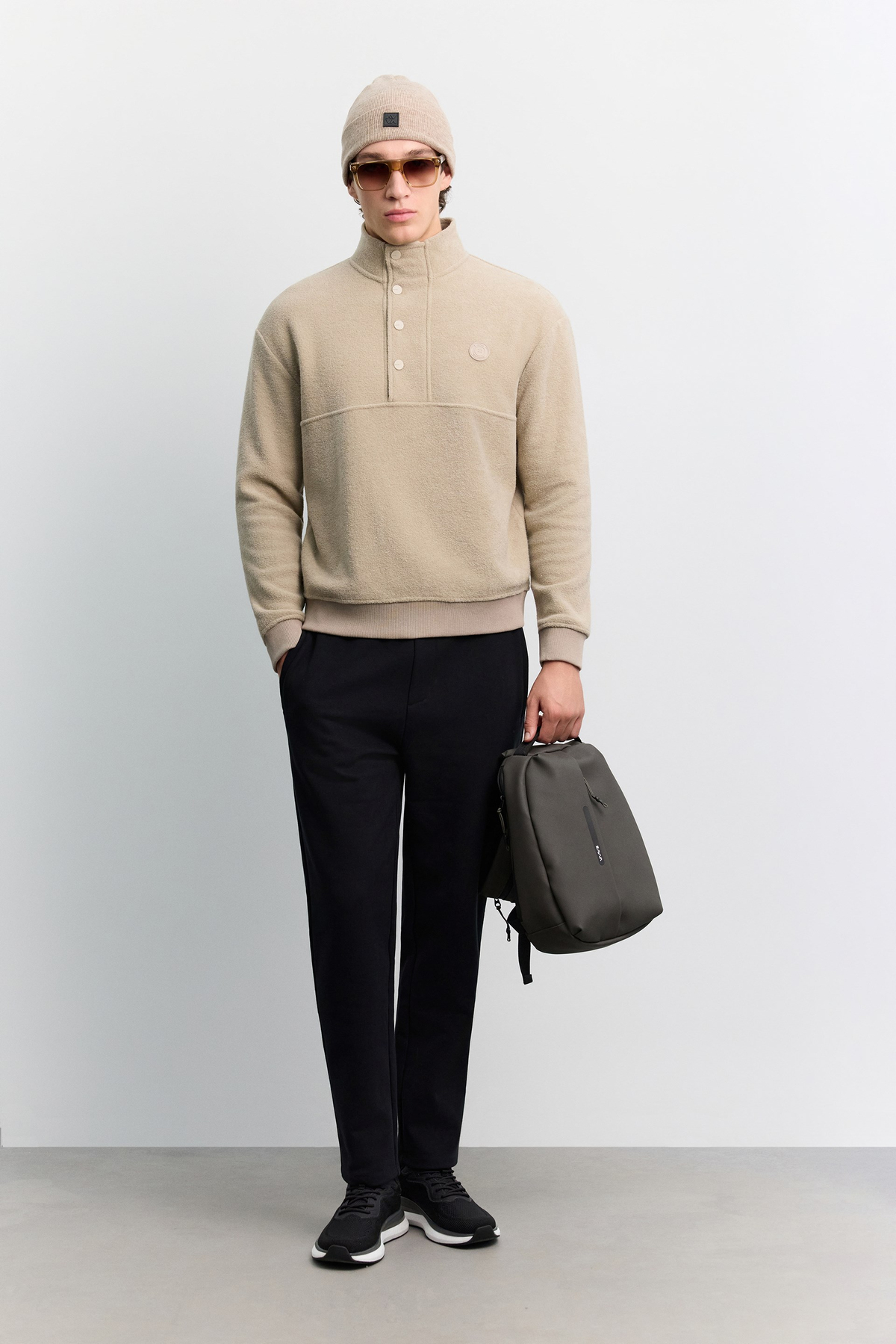 Bej Dik Yaka Çıtçıtlı Polar Sweatshirt