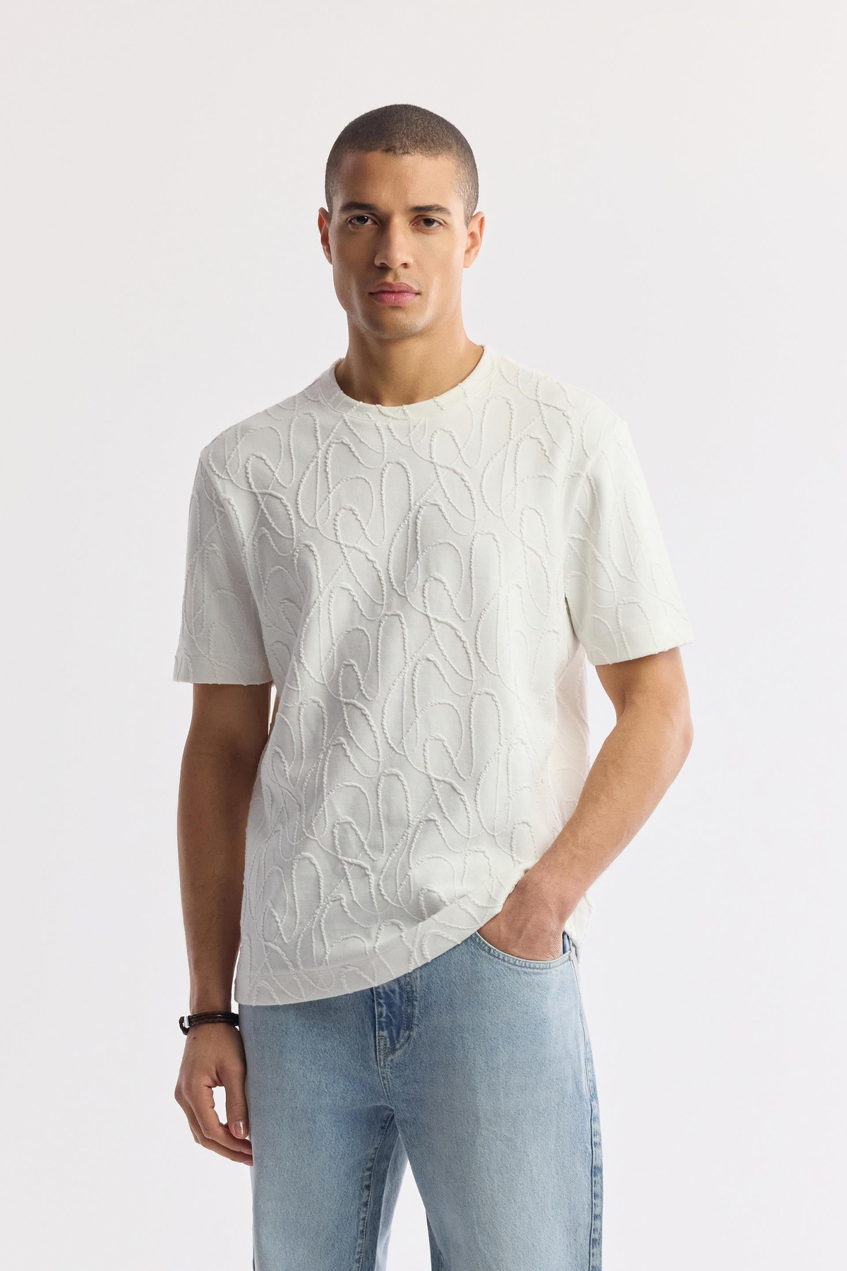 Beyaz Bisiklet Yaka Geometrik Jakar Desenli T-Shirt