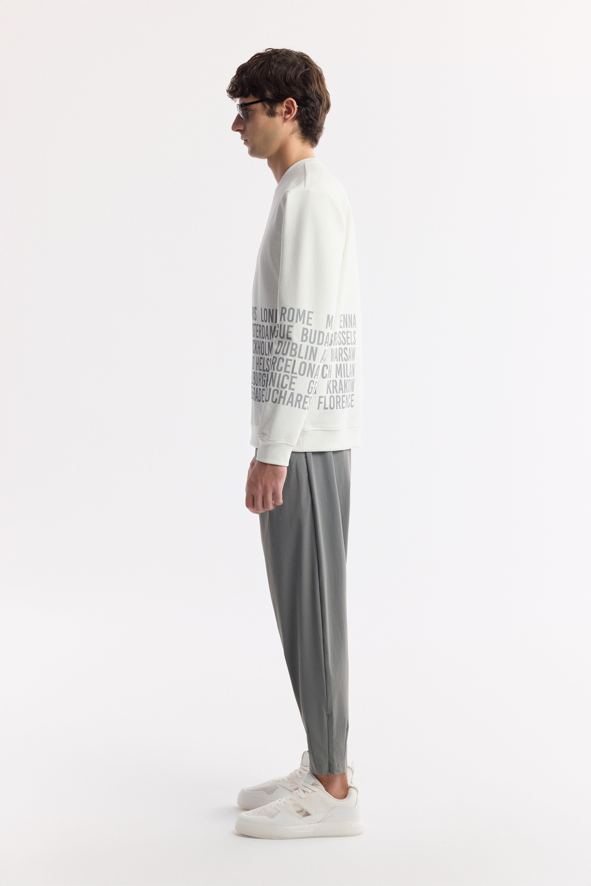 Beyaz Bisiklet Yaka Kolda ve Göğüste Slogan Baskılı İnterlok Sweatshirt