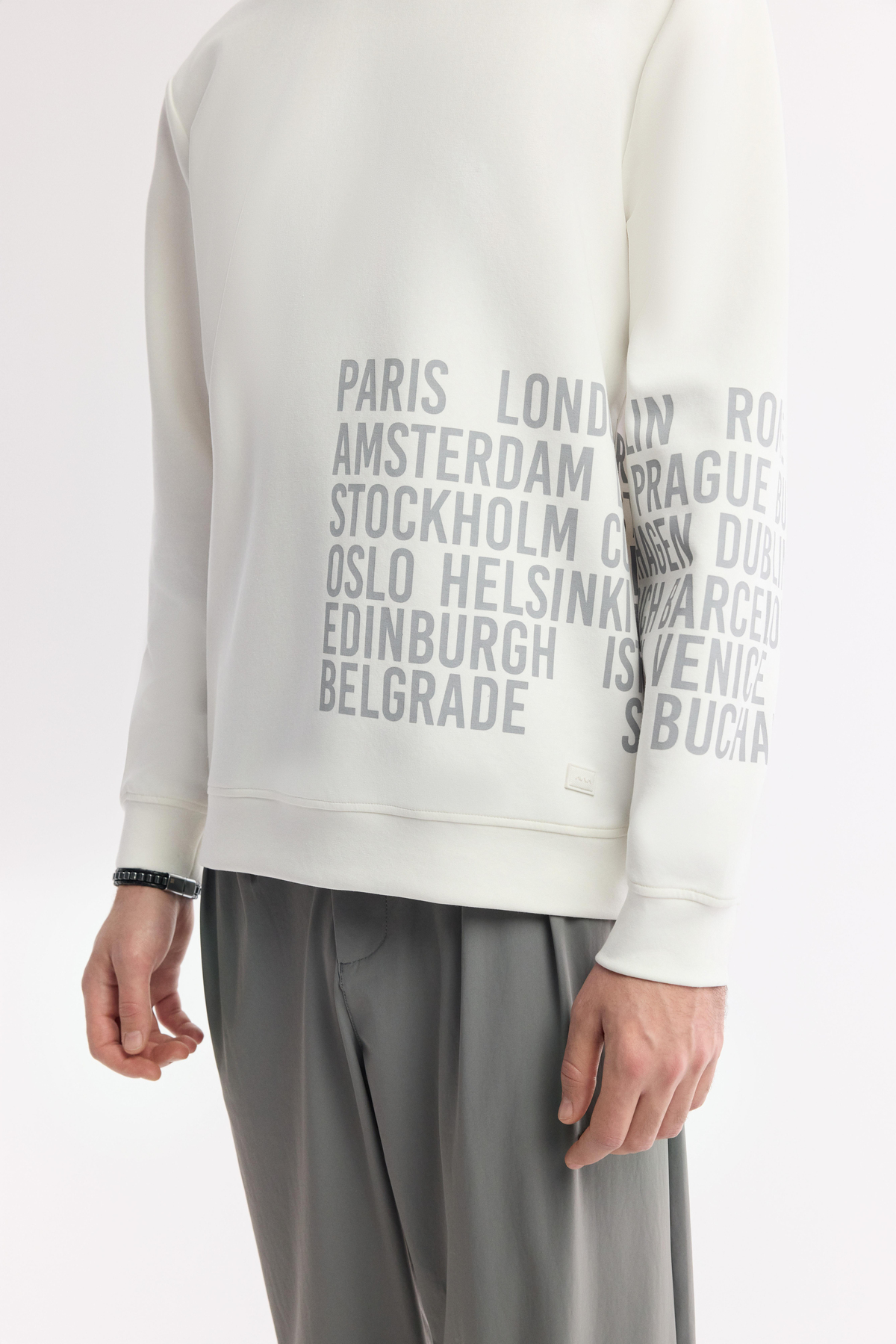 Beyaz Bisiklet Yaka Kolda ve Göğüste Slogan Baskılı İnterlok Sweatshirt