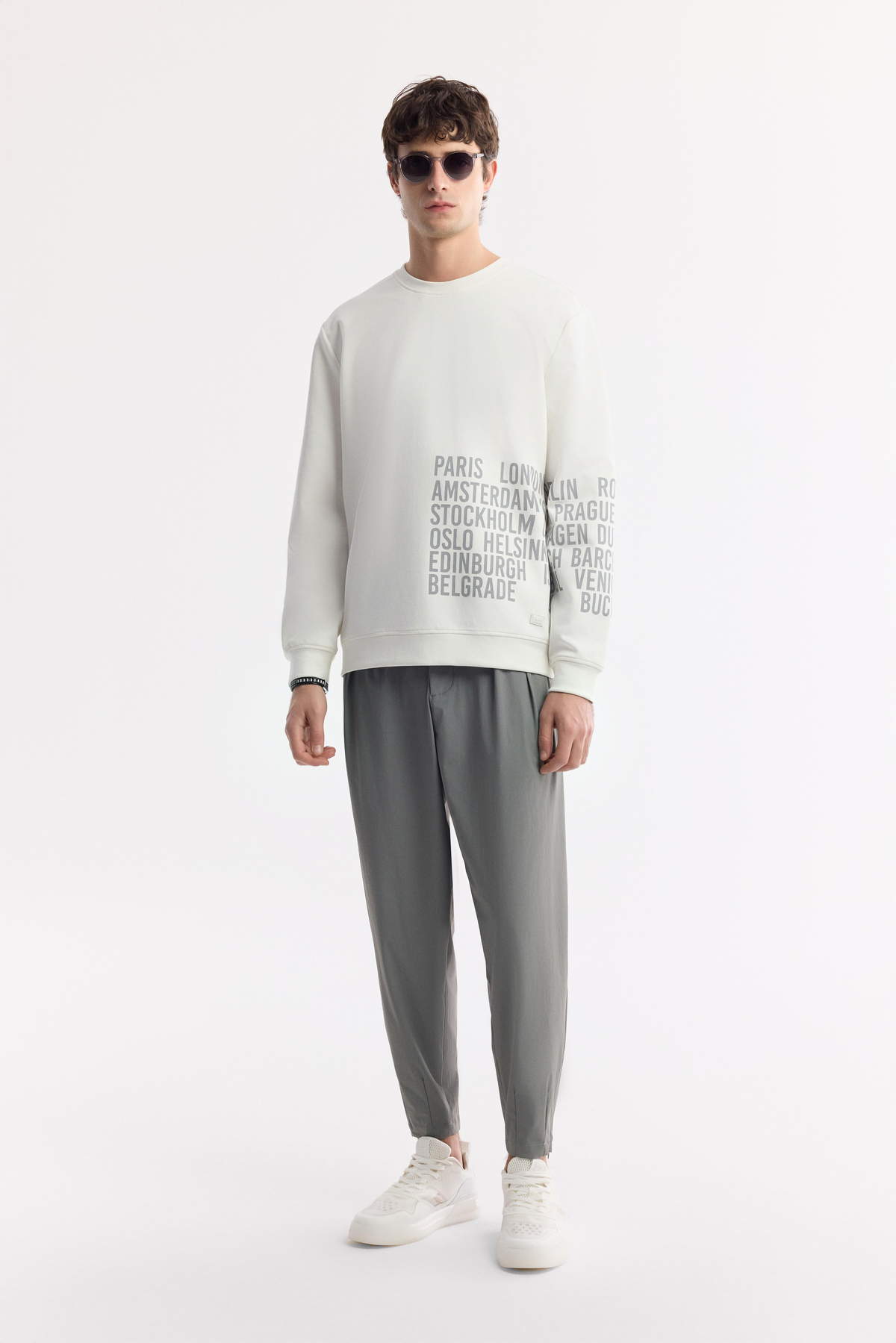 Beyaz Bisiklet Yaka Kolda ve Göğüste Slogan Baskılı İnterlok Sweatshirt