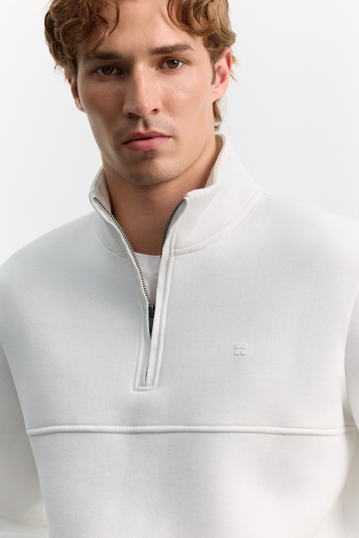Beyaz Dik Yaka Fermuarlı 3 İplik Şardonlu Sweatshirt