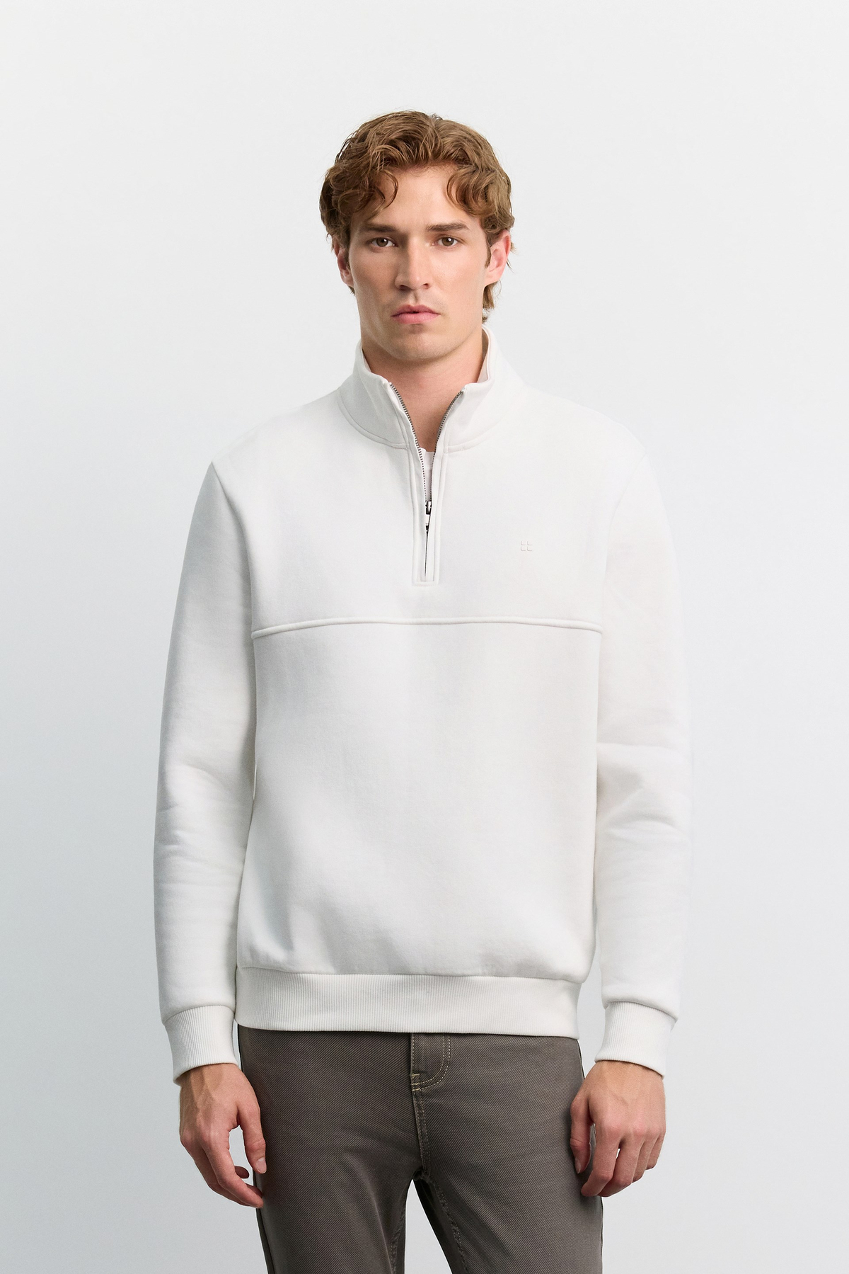 Beyaz Dik Yaka Fermuarlı 3 İplik Şardonlu Sweatshirt