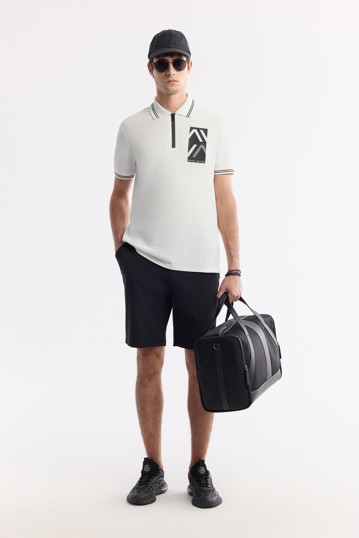Beyaz Fermuarlı Polo Yaka Önü Enjeksiyon Baskılı T-Shirt