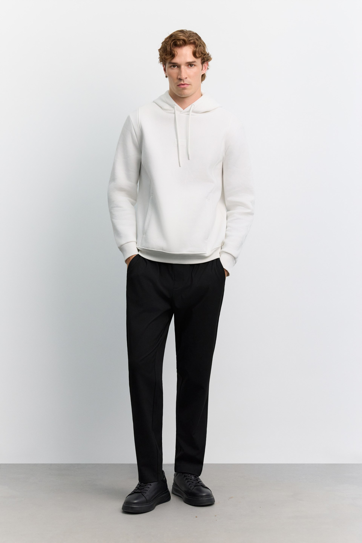 Beyaz Kapüşonlu Yaka Yandan Cepli Önü Logo Baskılı 3 İplik Şardonlu Sweatshirt