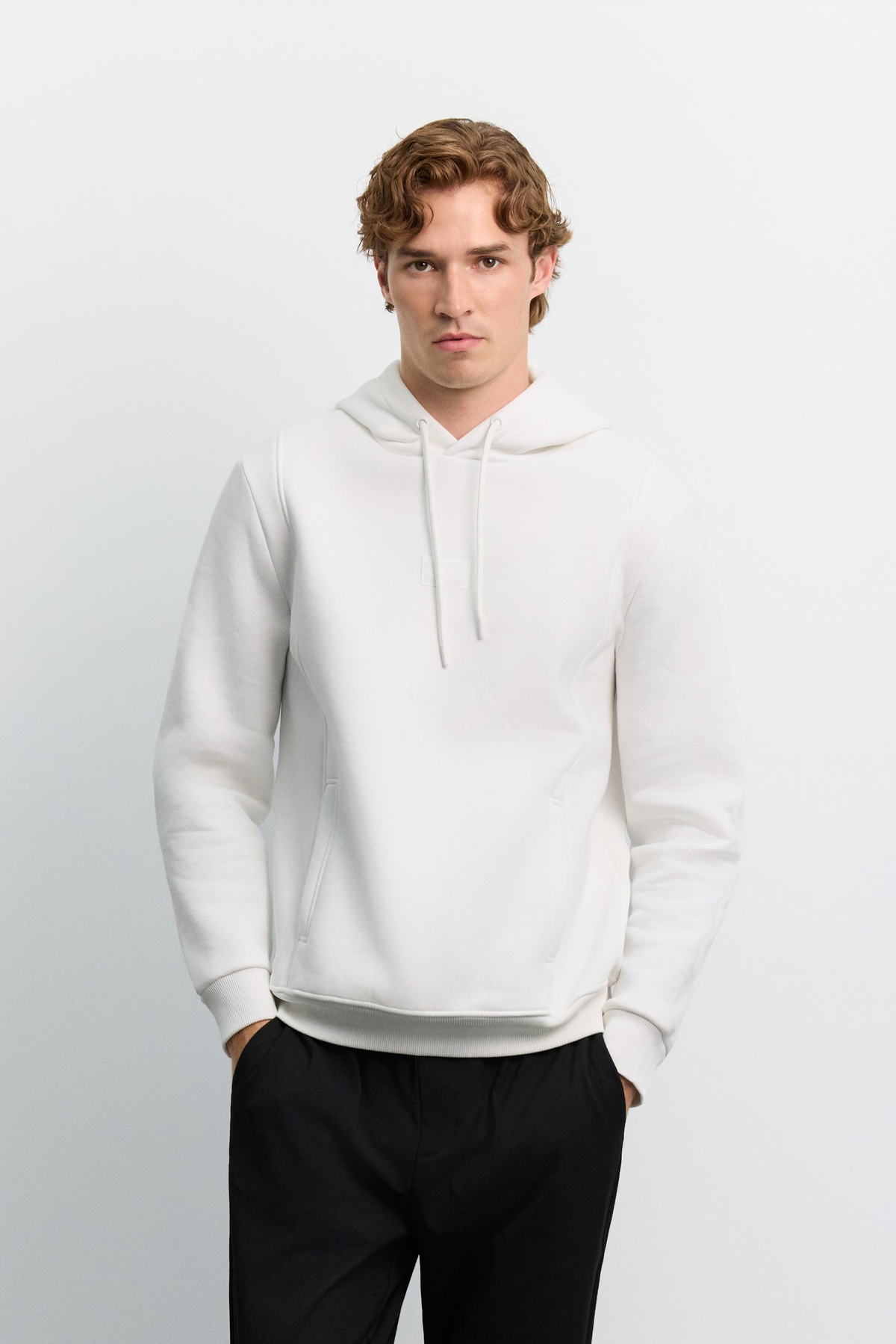 Beyaz Kapüşonlu Yaka Yandan Cepli Önü Logo Baskılı 3 İplik Şardonlu Sweatshirt