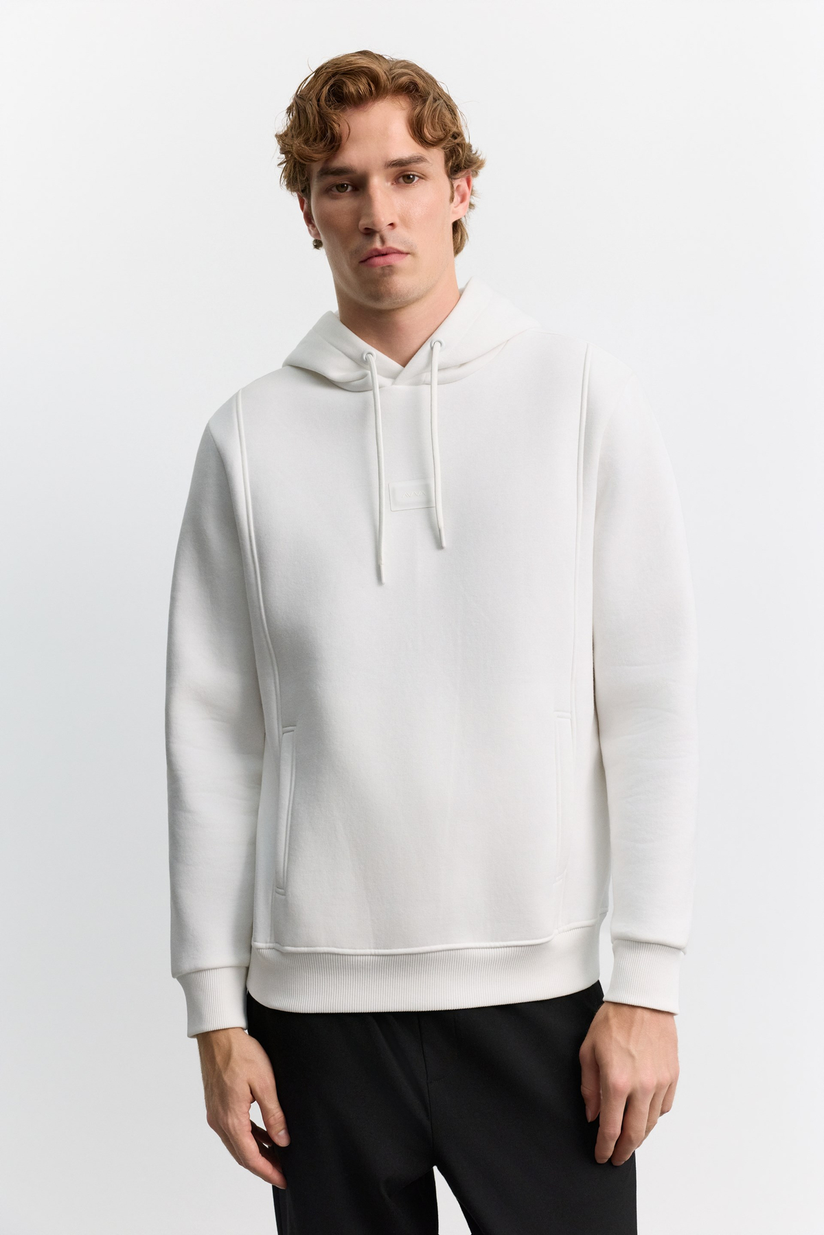 Beyaz Kapüşonlu Yaka Yandan Cepli Önü Logo Baskılı 3 İplik Şardonlu Sweatshirt