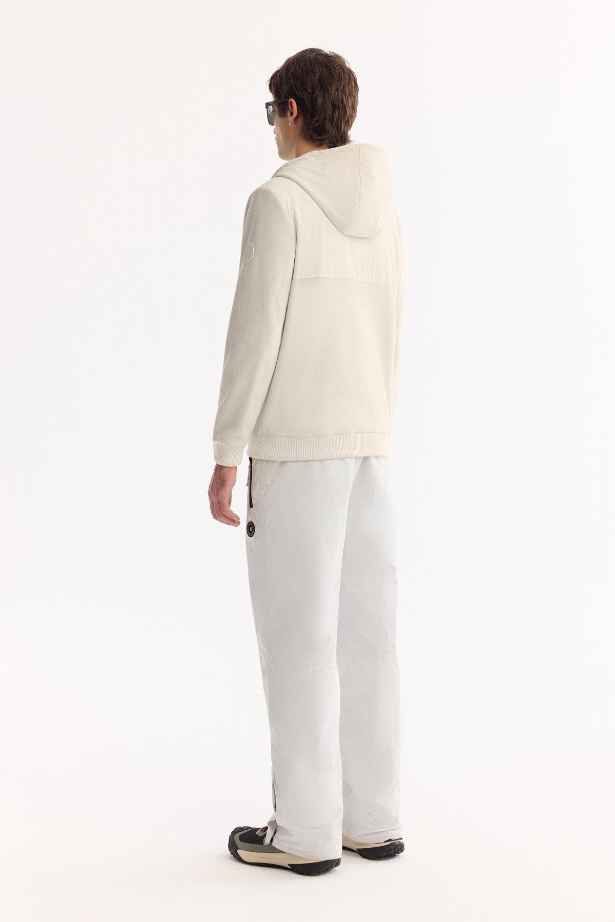 Ekru Kapüşonlu Yaka Çıtçıt Kapama Paraşüt Kumaş Kolda Logo ve Kanguru Cep Polar Sweatshirt