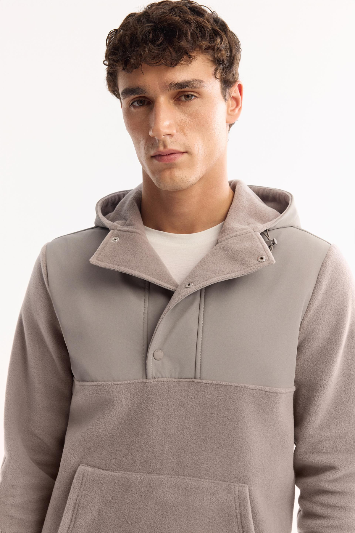 Gri Kapüşonlu Yaka Çıtçıt Kapama Paraşüt Kumaş Kolda Logo ve Kanguru Cep Polar Sweatshirt