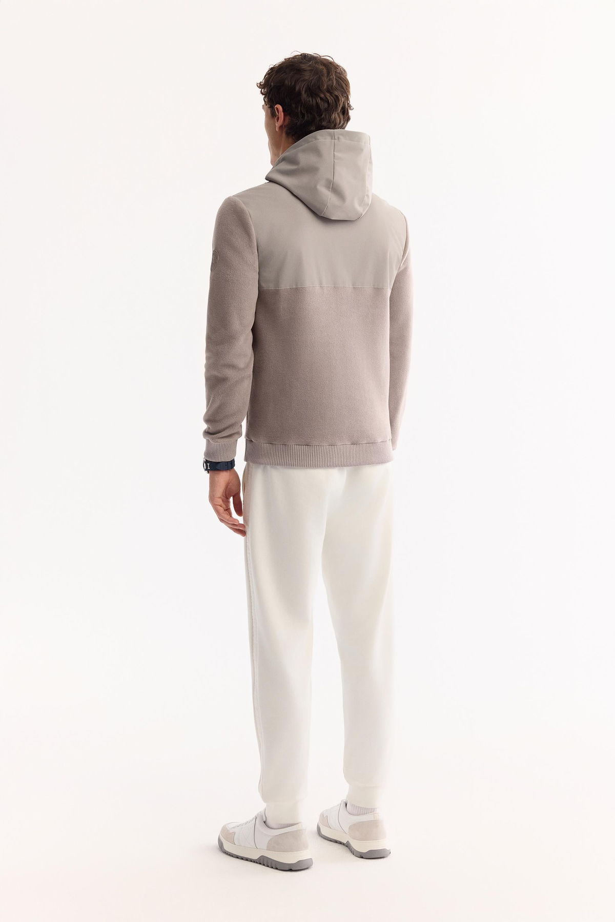 Gri Kapüşonlu Yaka Çıtçıt Kapama Paraşüt Kumaş Kolda Logo ve Kanguru Cep Polar Sweatshirt