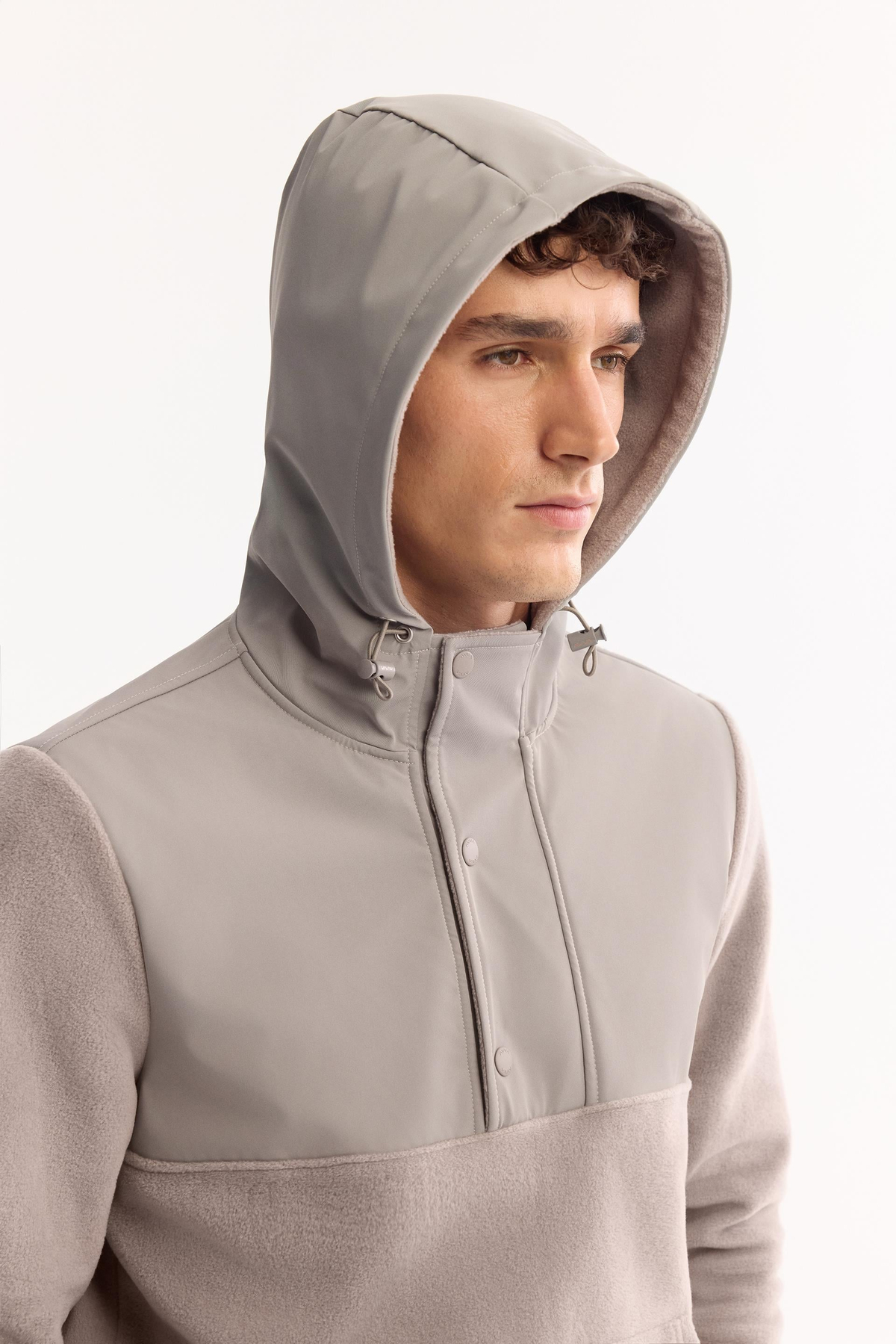 Gri Kapüşonlu Yaka Çıtçıt Kapama Paraşüt Kumaş Kolda Logo ve Kanguru Cep Polar Sweatshirt