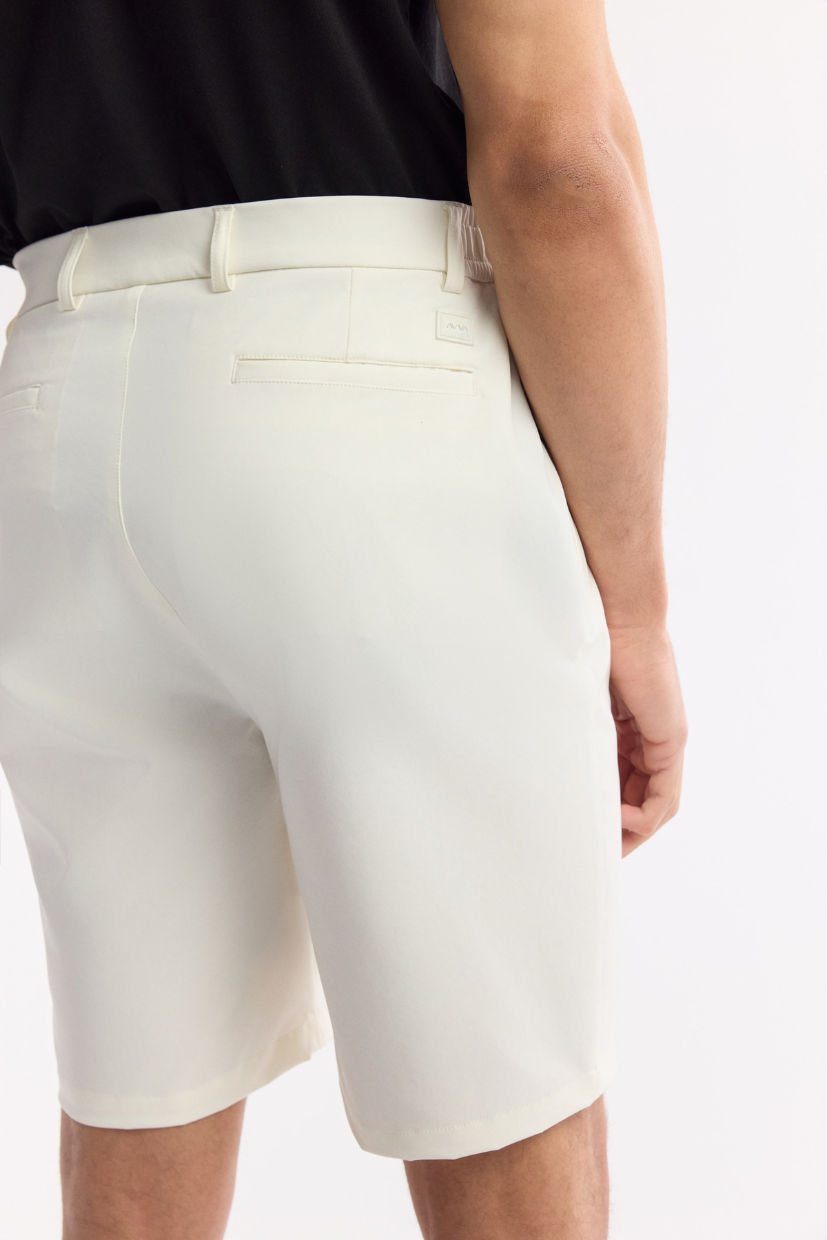 Kırık Beyaz Beli Lastikli Bi-Stretch Teknik Kumaş Şort
