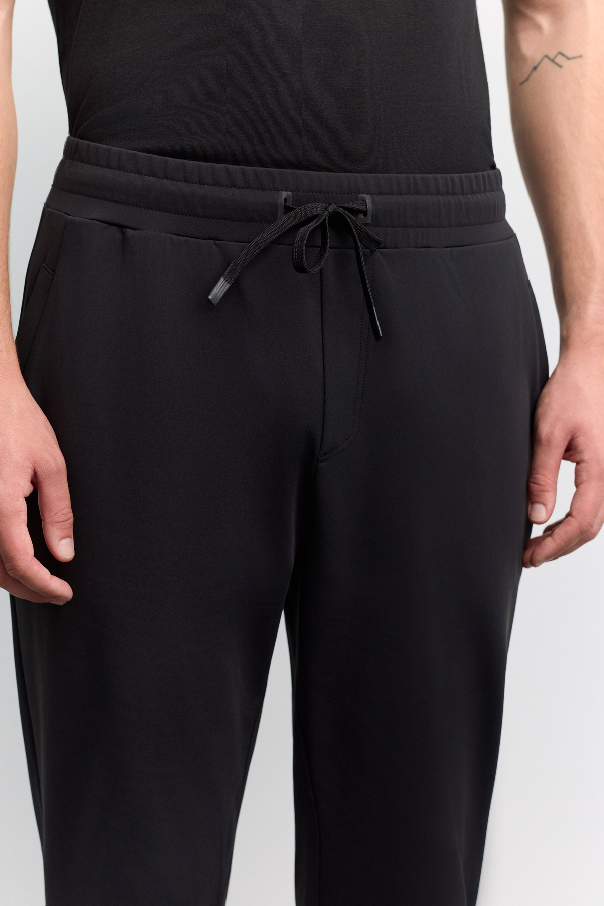Siyah Beli Lastik Yan cepli Enjeksiyon Baskılı Paça Kesik Metraj Baskılı Teknik Jogger