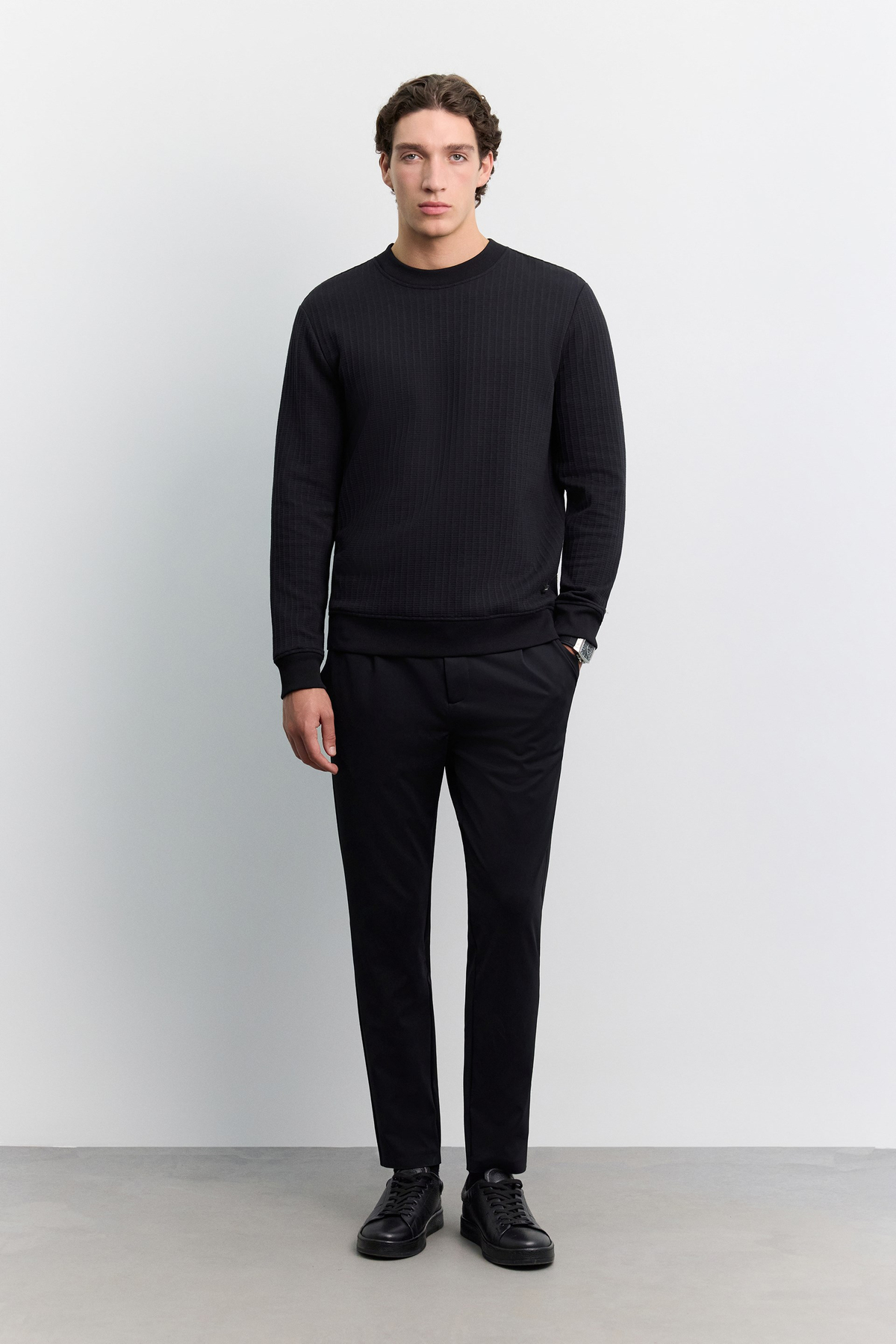 Siyah Bisiklet Yaka Jakarlı Sweatshirt