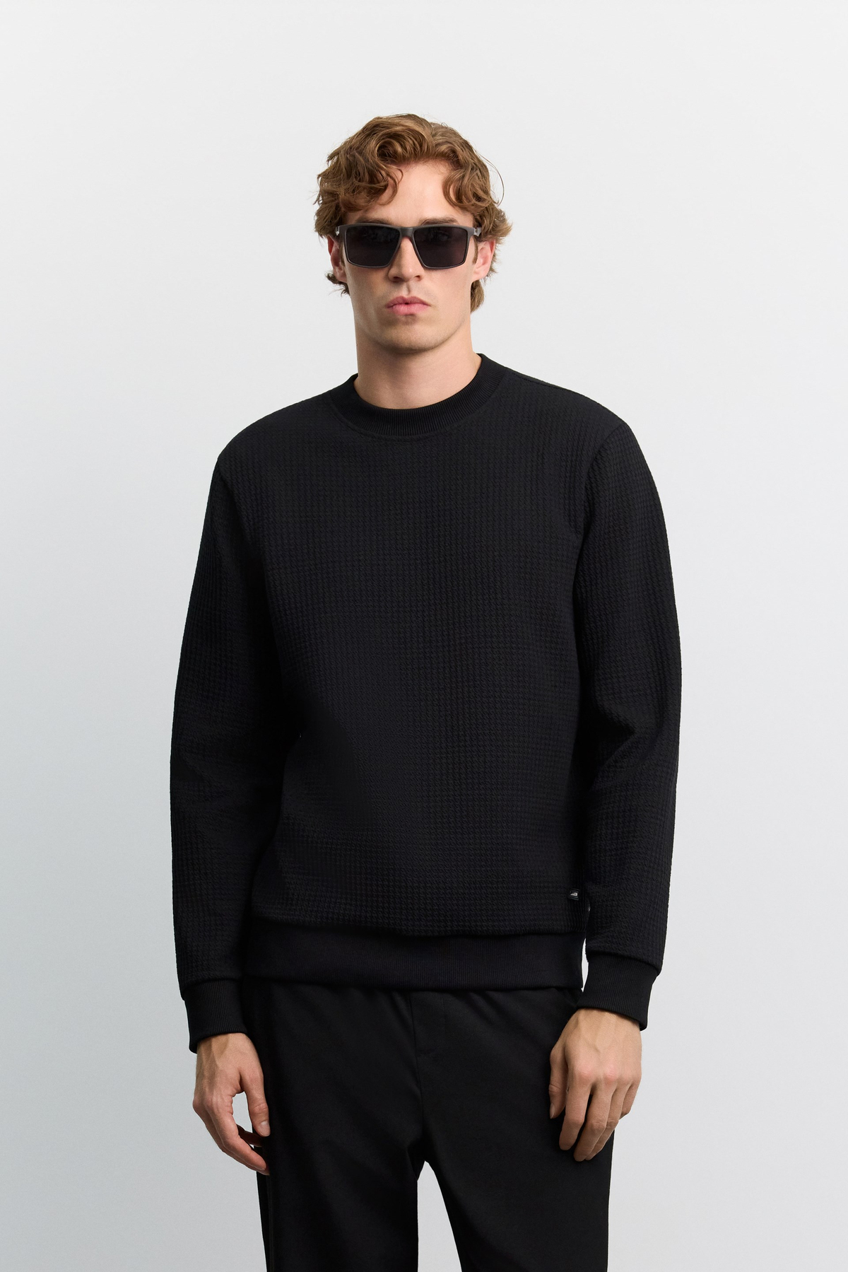 Siyah Bisiklet Yaka Jakarlı Sweatshirt
