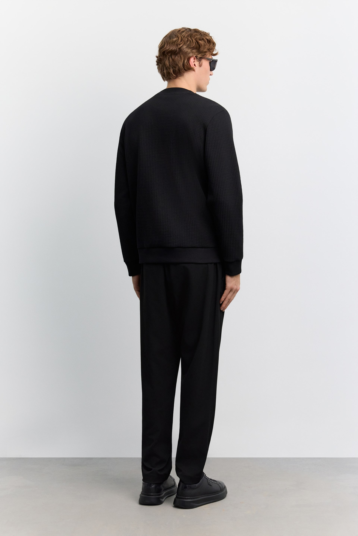 Siyah Bisiklet Yaka Jakarlı Sweatshirt