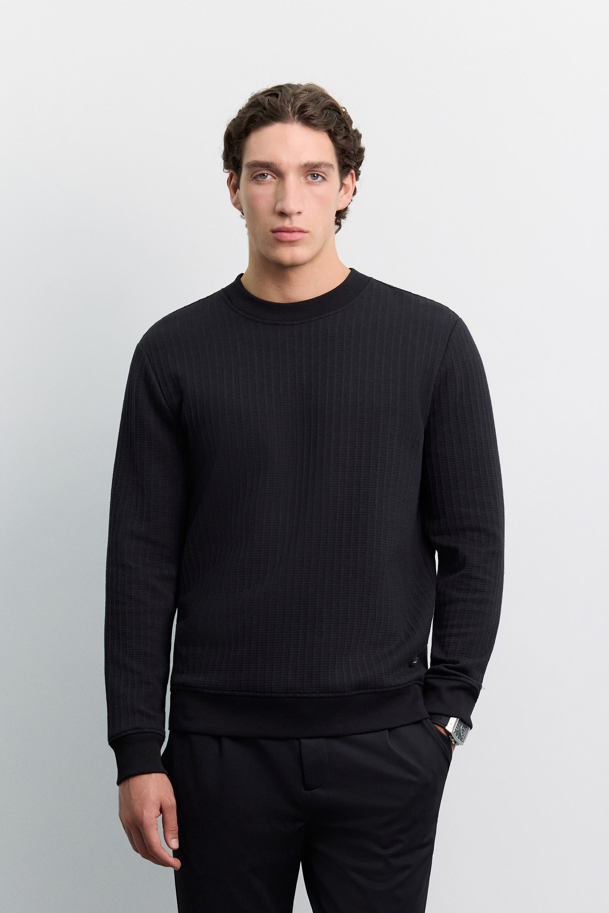 Siyah Bisiklet Yaka Jakarlı Sweatshirt
