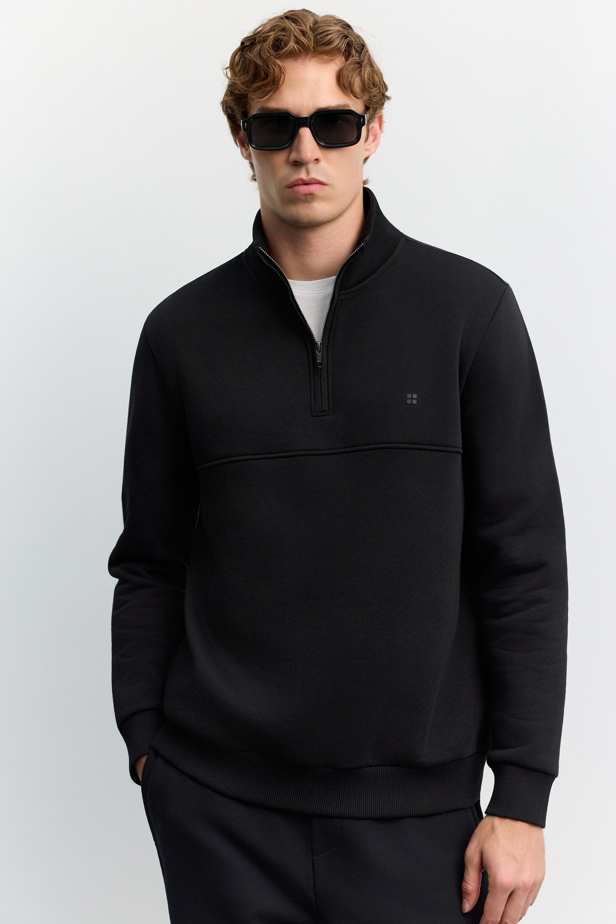 Siyah Dik Yaka Fermuarlı -4 Dereceye Dayanıklı Sweatshirt
