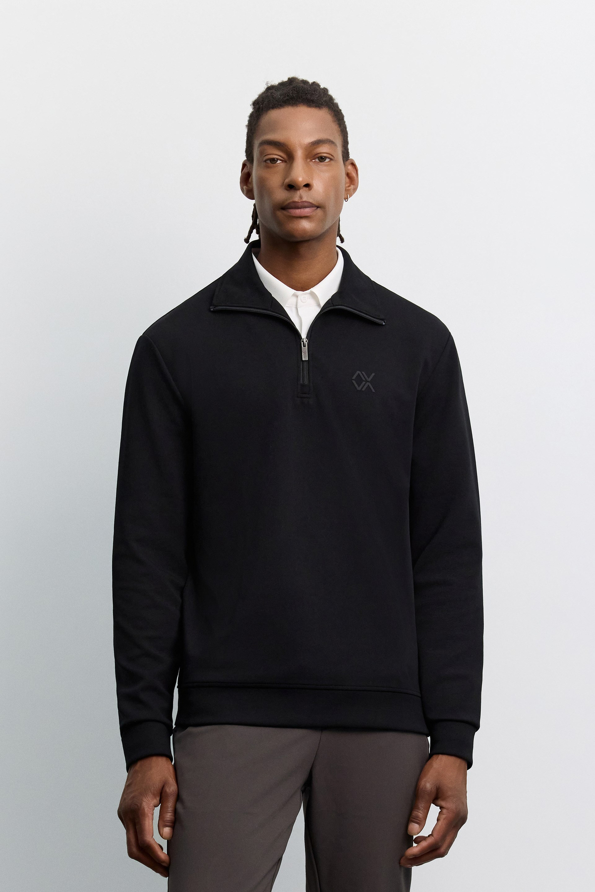 Siyah Dik Yaka Fermuarlı Göğüs Baskılı İnterlok  Sweatshirt