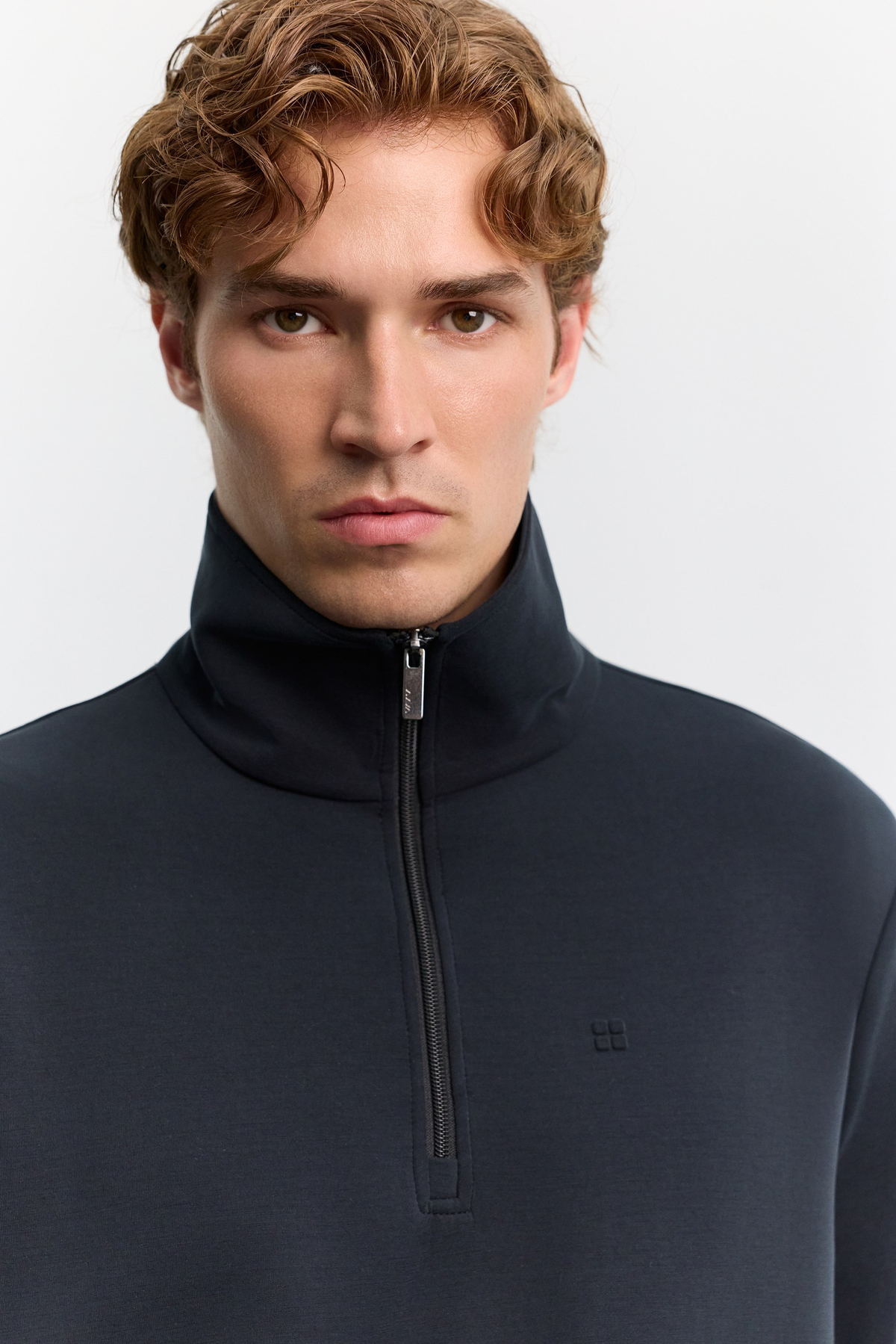 Siyah Dik Yaka Fermuarlı Göğüs Gofre Baskı Logo Cupra Sweatshirt