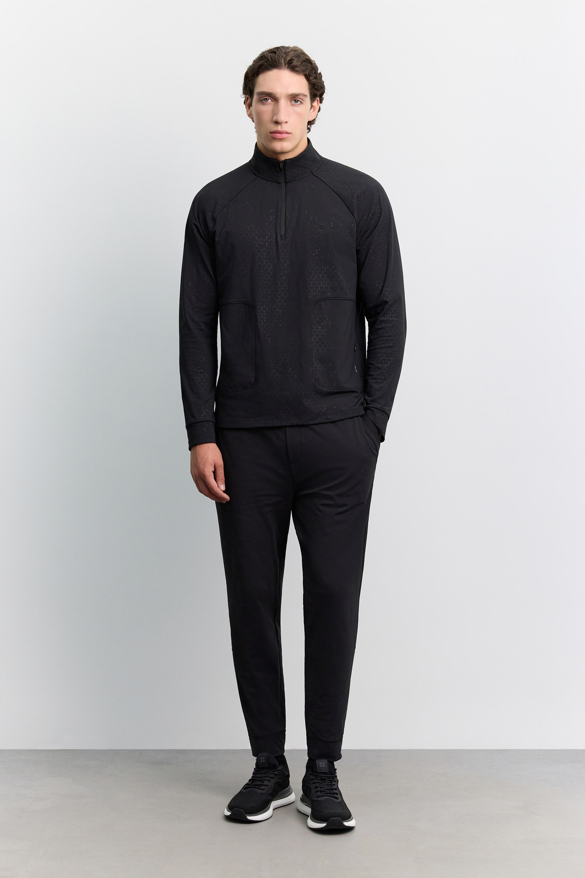 Siyah Dik Yaka Fermuarlı Metraj Baskılı İçi Şardonlu Teknik Kumaş Sweatshirt