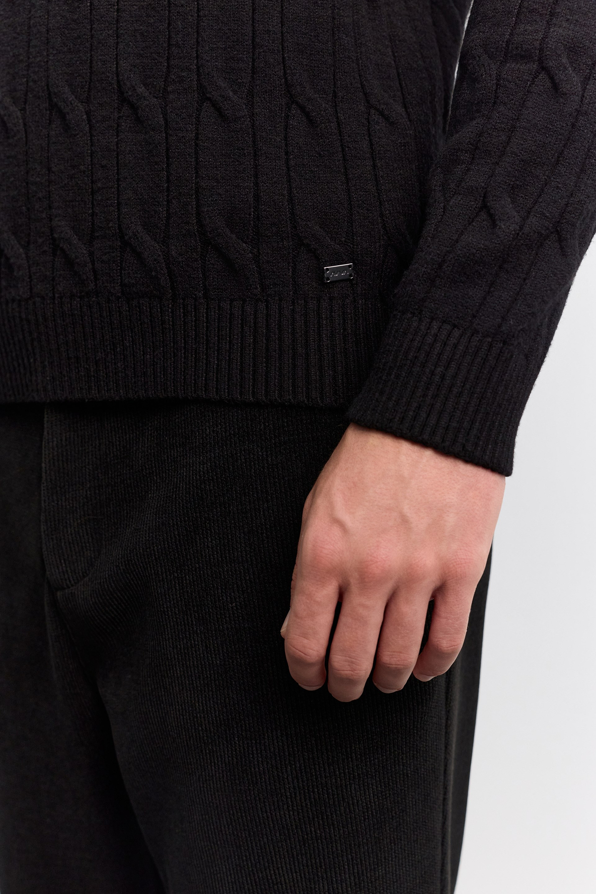 Siyah Dik Yaka Saç Örgülü Soft Touch Kazak