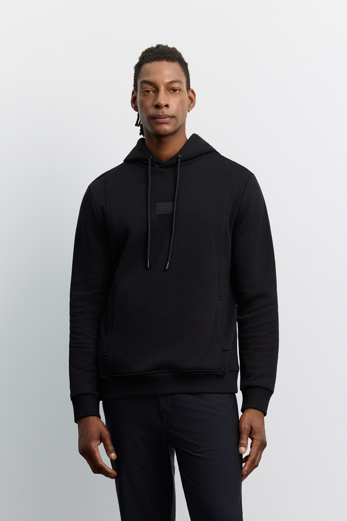 Siyah Kapüşonlu Yaka Yandan Cepli Önü Logo Baskılı 3 İplik Şardonlu Sweatshirt
