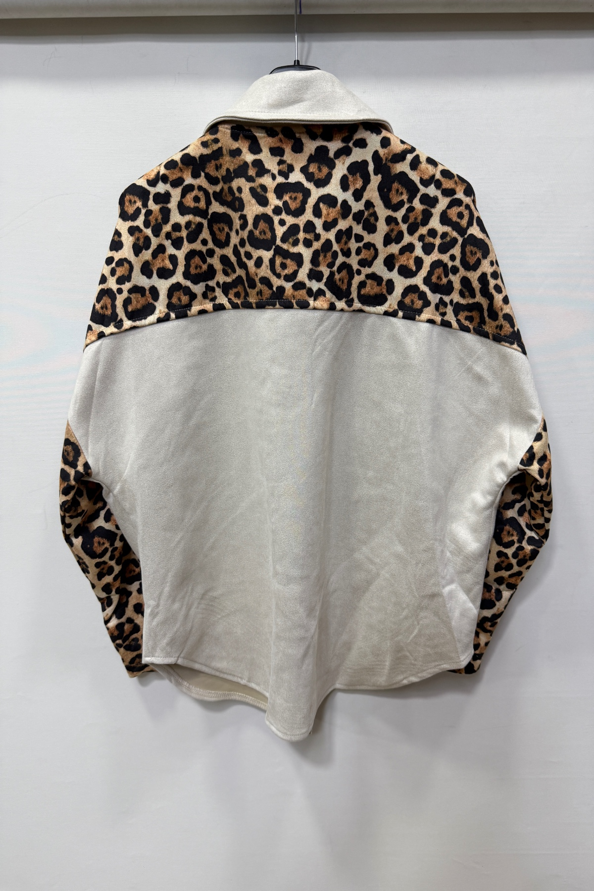 Kadın Beyaz İtalyan Süet Gömlek Ceket Leopar Desenli Cebi Taşlı Oversize Geniş Kalıp