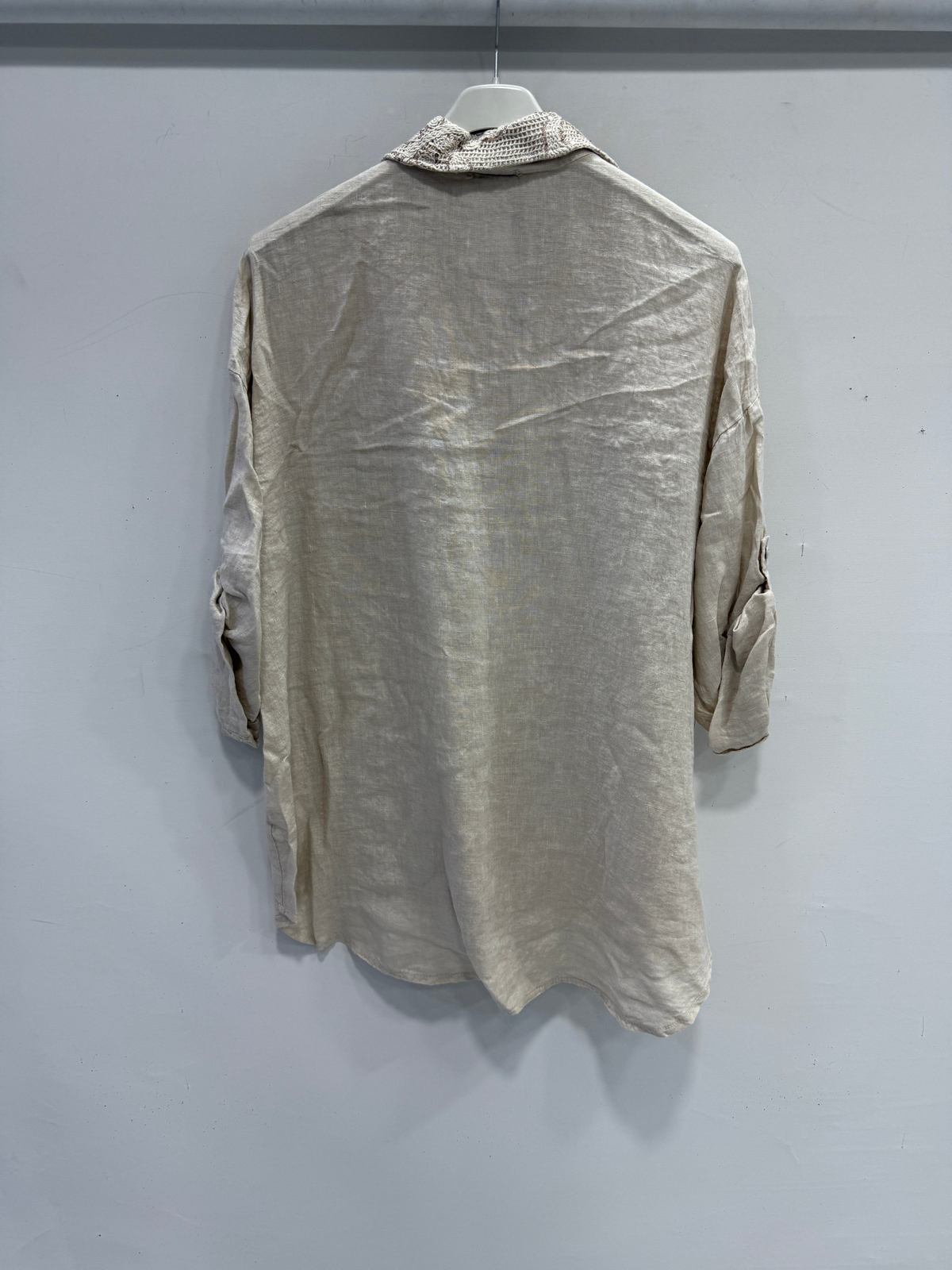 Beige Kadın İtalyan Yakası ve Cebi Pul İşlemeli Oversize Keten Gömlek 40 - 46 Beden