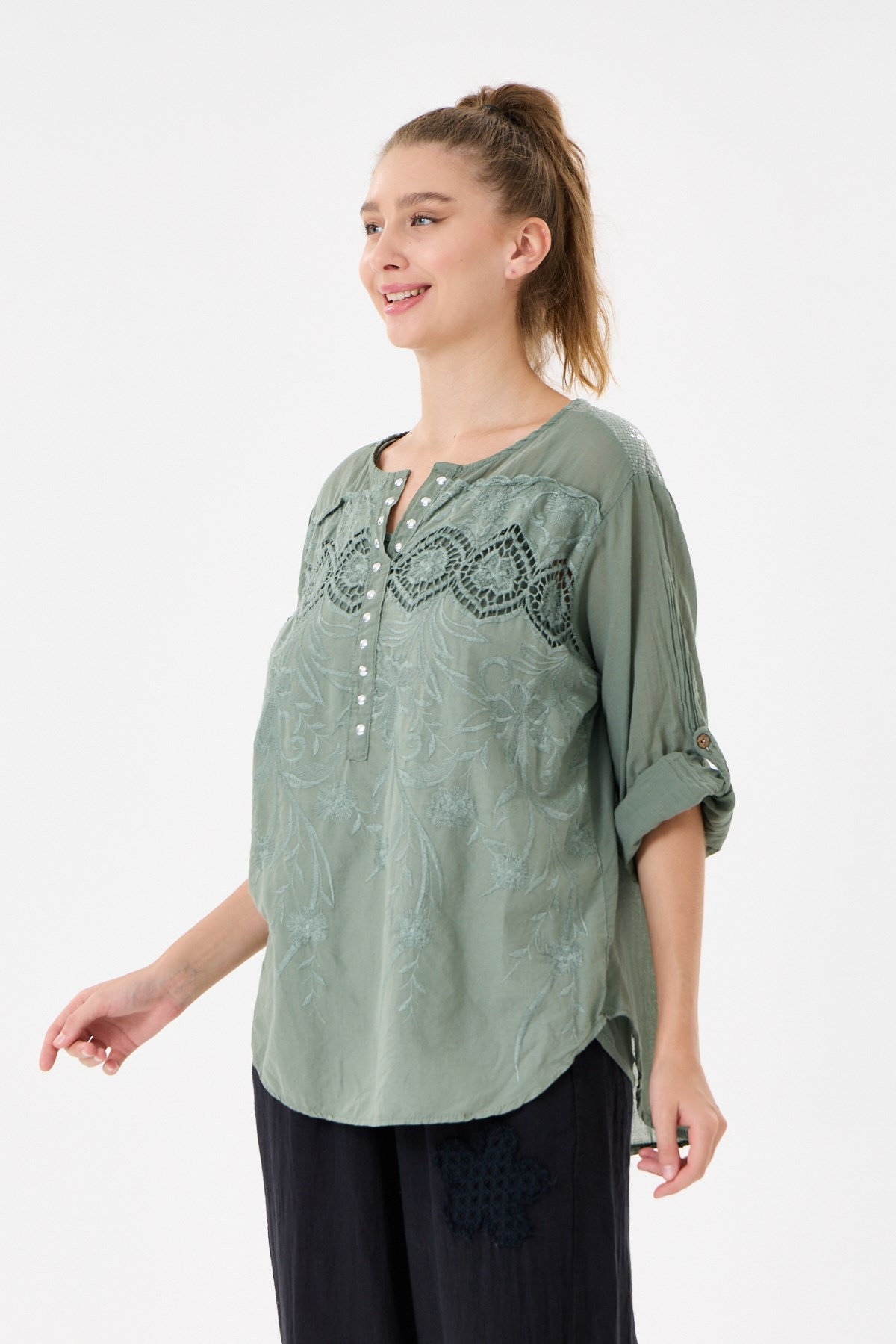 İtalyan Çiçek Nakışlı Dantelli Sırtı Payetli Astarlı Oversize Bluz 40 - 44 Beden